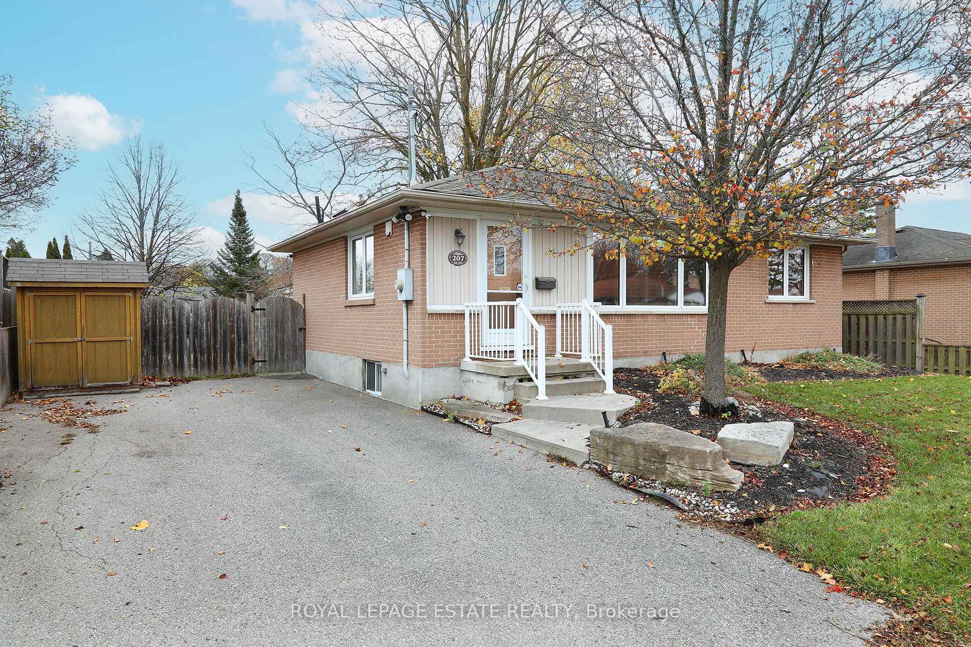 Photo 3 of 207 Lee Avenue, Whitby, Lynde Creek — HOMEH