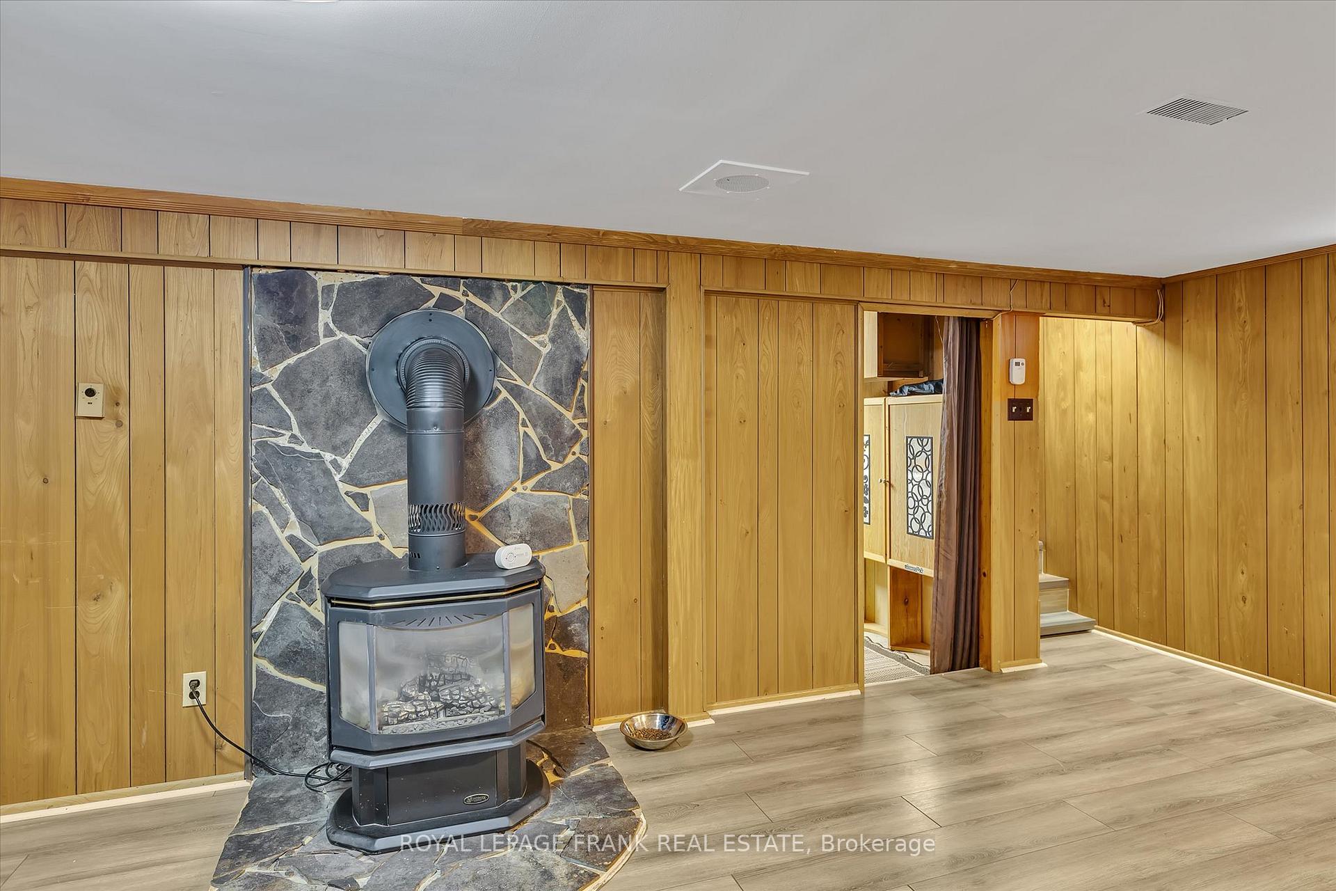 Photo 39 of 689 Hawley Street, Peterborough, Otonabee Ward 1 — HOMEH