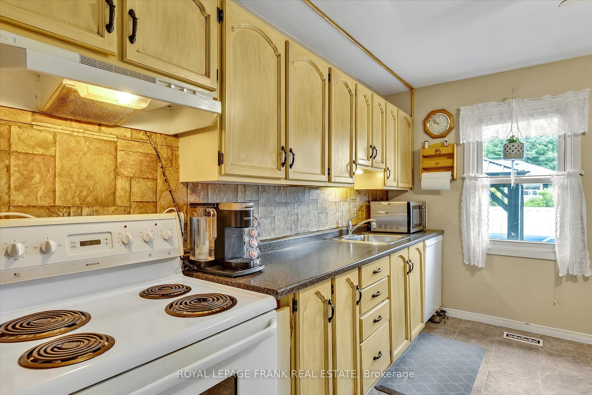 Photo 11 of 689 Hawley Street, Peterborough, Otonabee Ward 1 — HOMEH