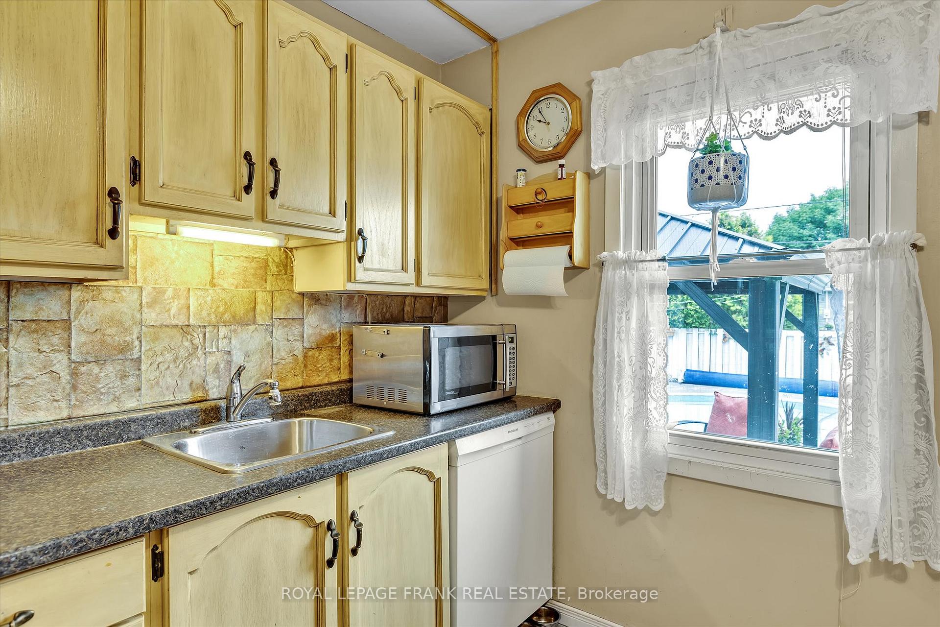 Photo 14 of 689 Hawley Street, Peterborough, Otonabee Ward 1 — HOMEH