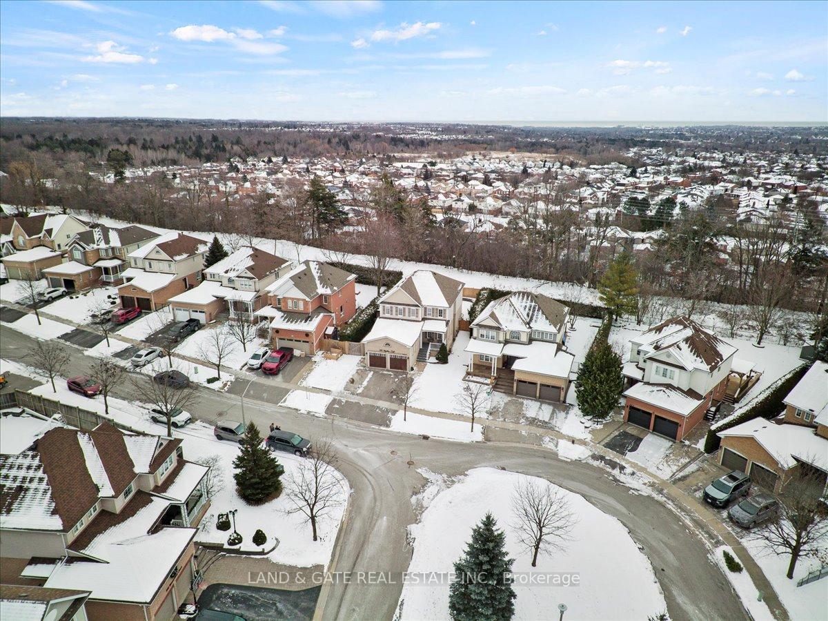 Photo 2 of 993 Mountview Court, Oshawa, Pinecrest — HOMEH