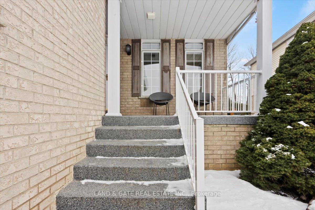 Photo 5 of 993 Mountview Court, Oshawa, Pinecrest — HOMEH