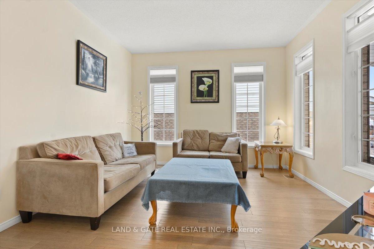 Photo 8 of 993 Mountview Court, Oshawa, Pinecrest — HOMEH