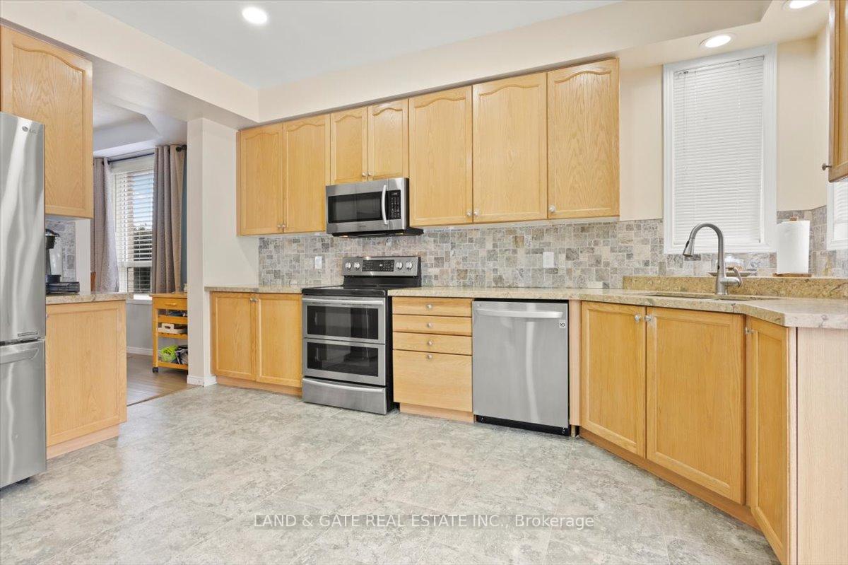 Photo 10 of 993 Mountview Court, Oshawa, Pinecrest — HOMEH