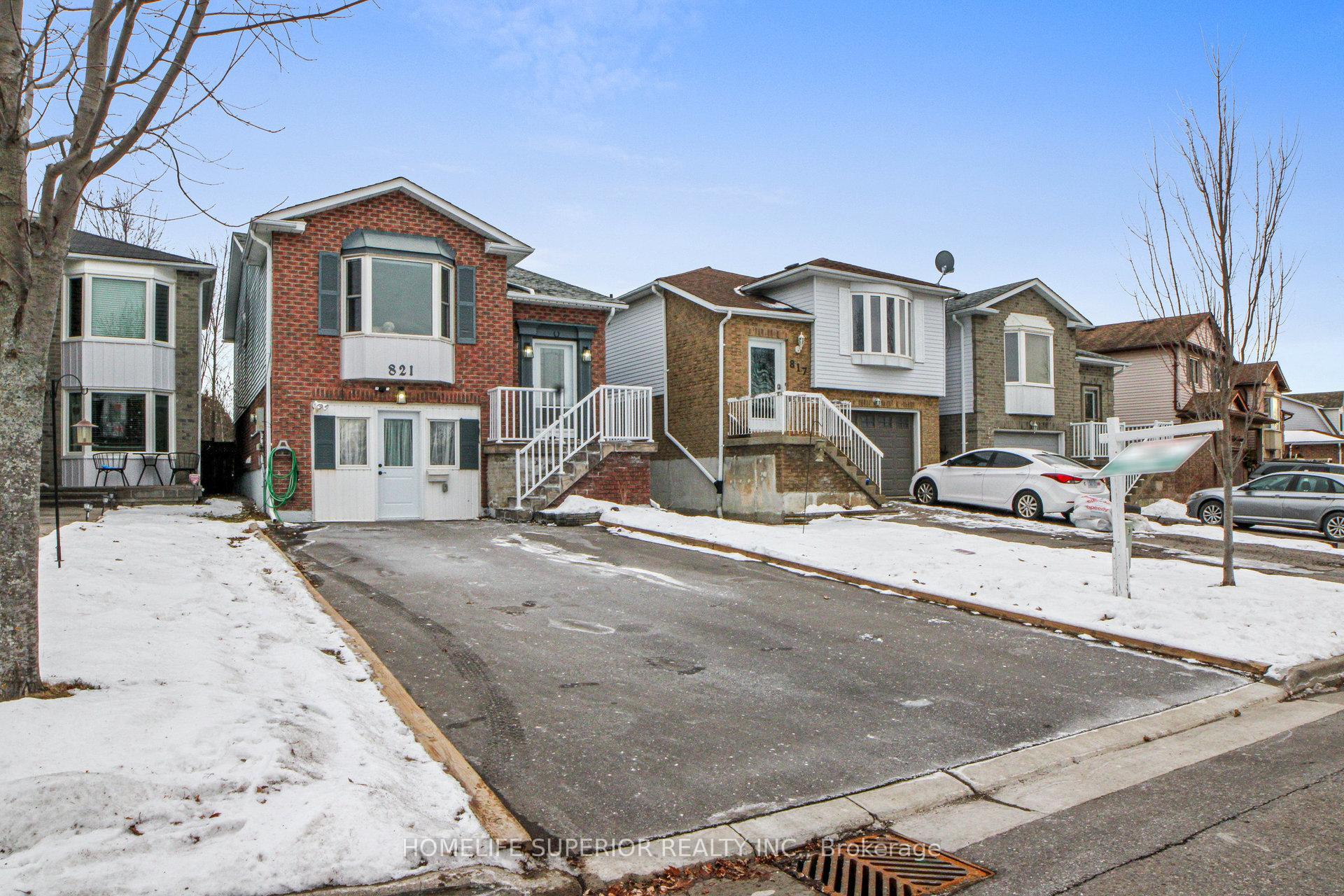 Photo 2 of 821 Bennett Court, Oshawa, Pinecrest — HOMEH