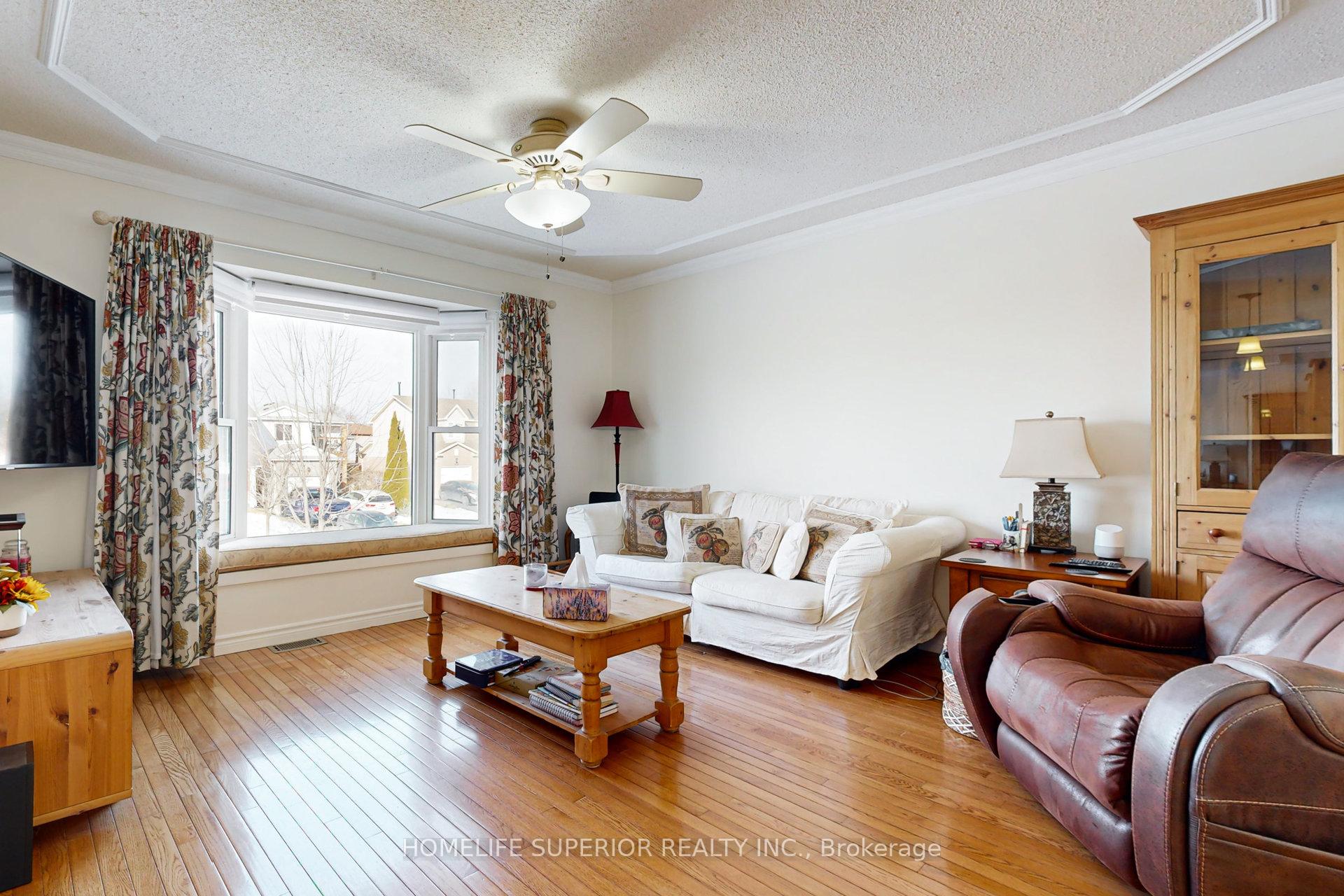 Photo 5 of 821 Bennett Court, Oshawa, Pinecrest — HOMEH