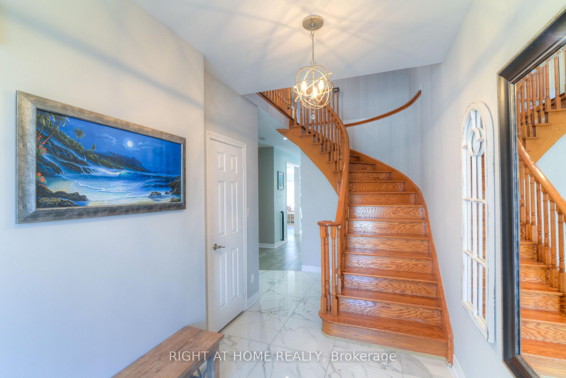 Photo 3 of 130 Bentoak Crescent, Vaughan, Patterson — HOMEH