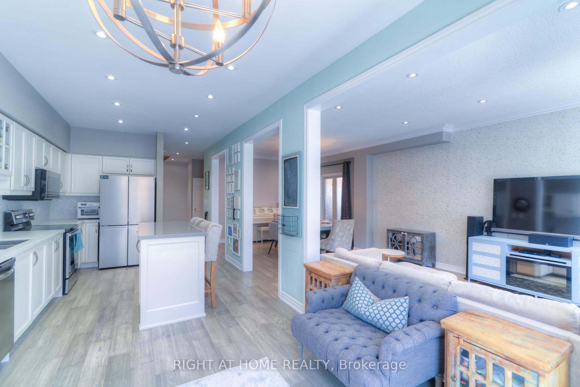Photo 7 of 130 Bentoak Crescent, Vaughan, Patterson — HOMEH