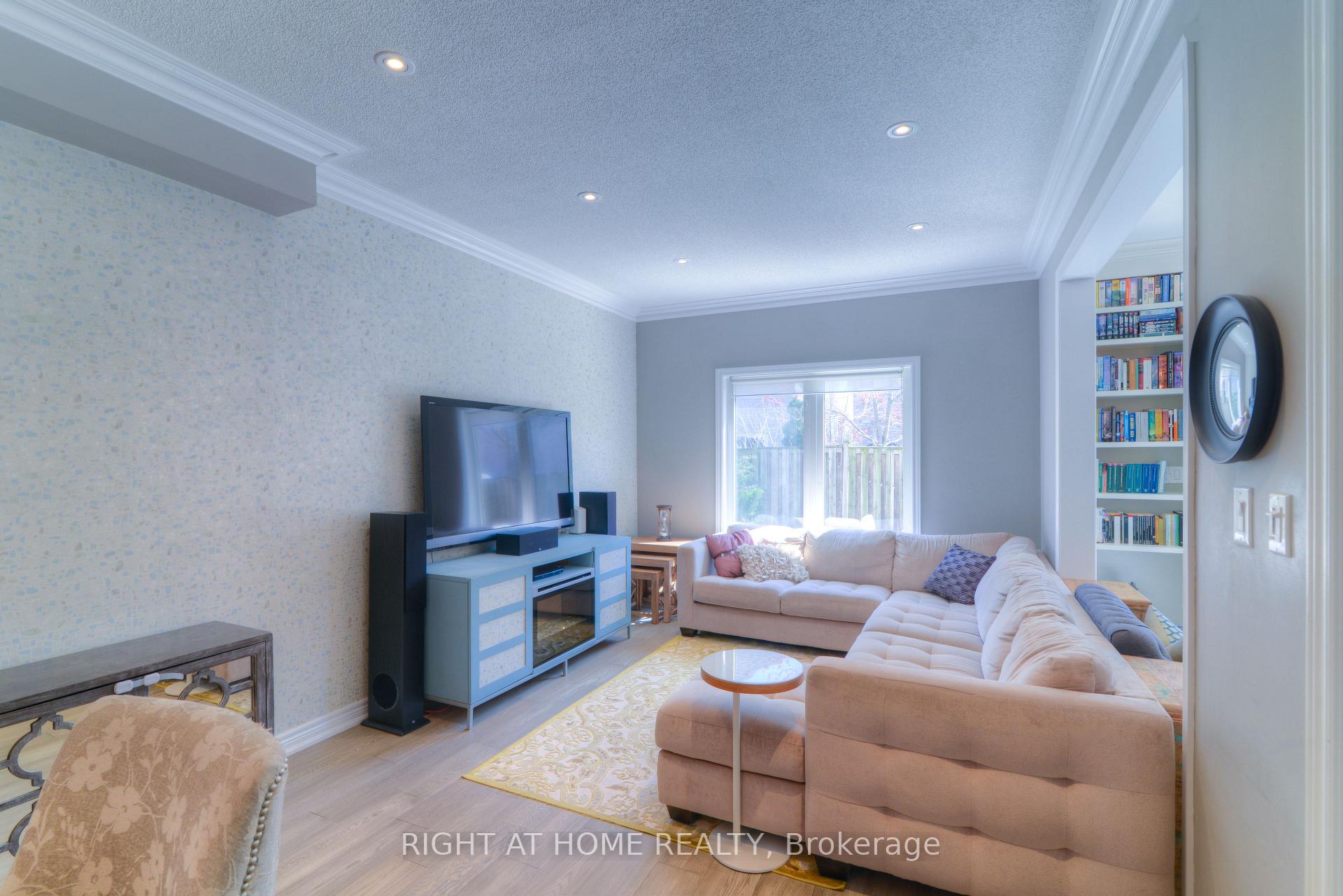 Photo 8 of 130 Bentoak Crescent, Vaughan, Patterson — HOMEH