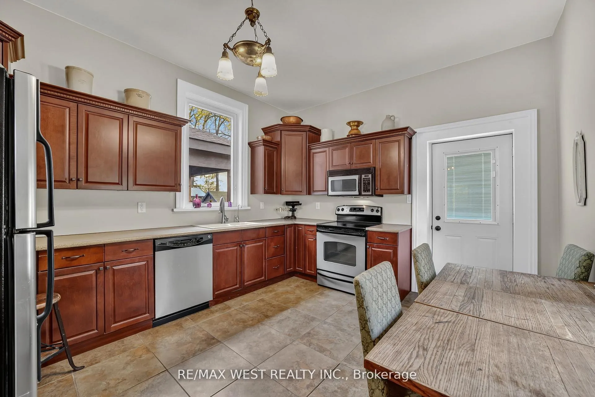 Photo 4 of 72 Banfield Street S, Brant, Paris — HOMEH