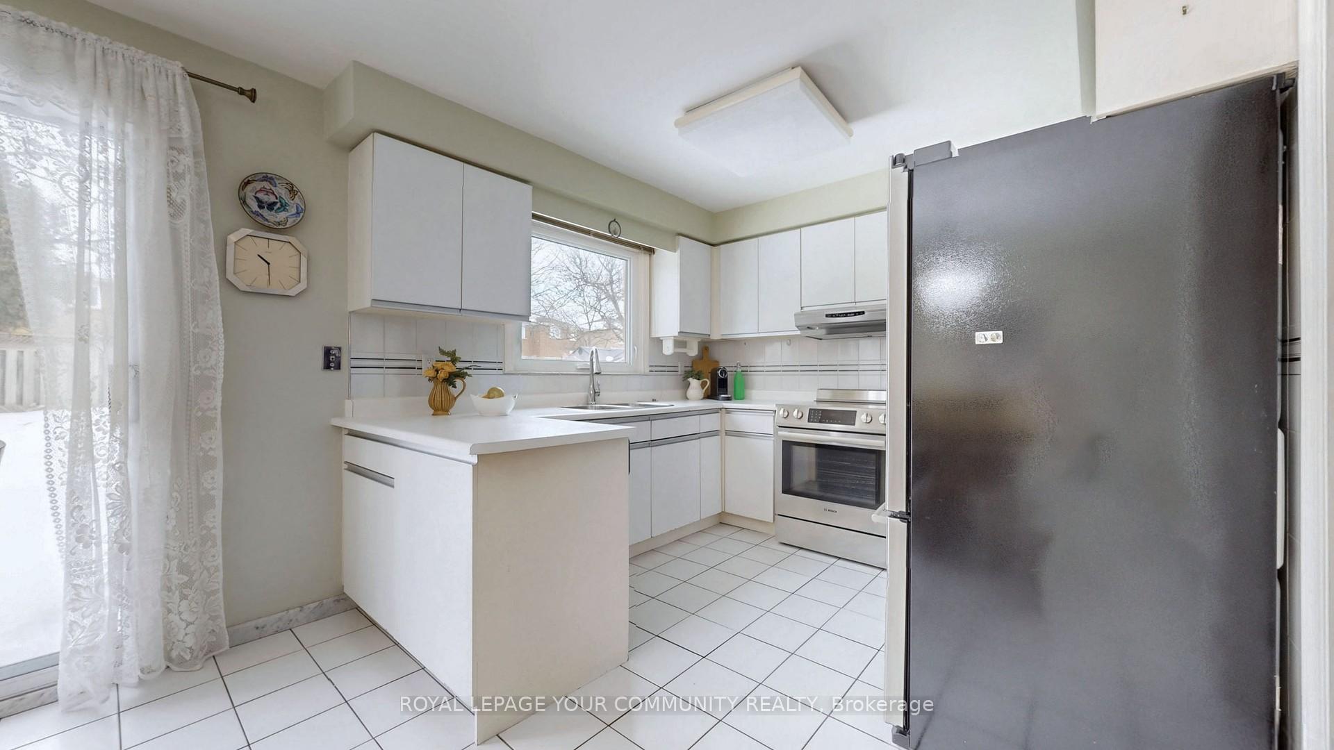 Photo 10 of 26 Dicarlo Drive, Vaughan, Maple — HOMEH