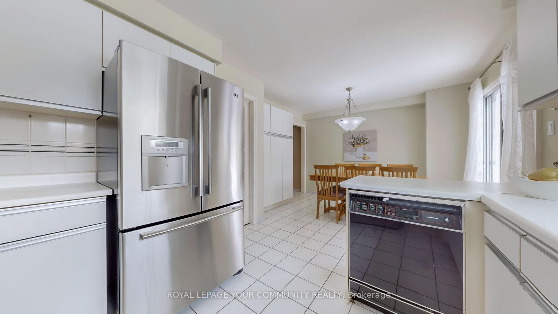 Photo 13 of 26 Dicarlo Drive, Vaughan, Maple — HOMEH