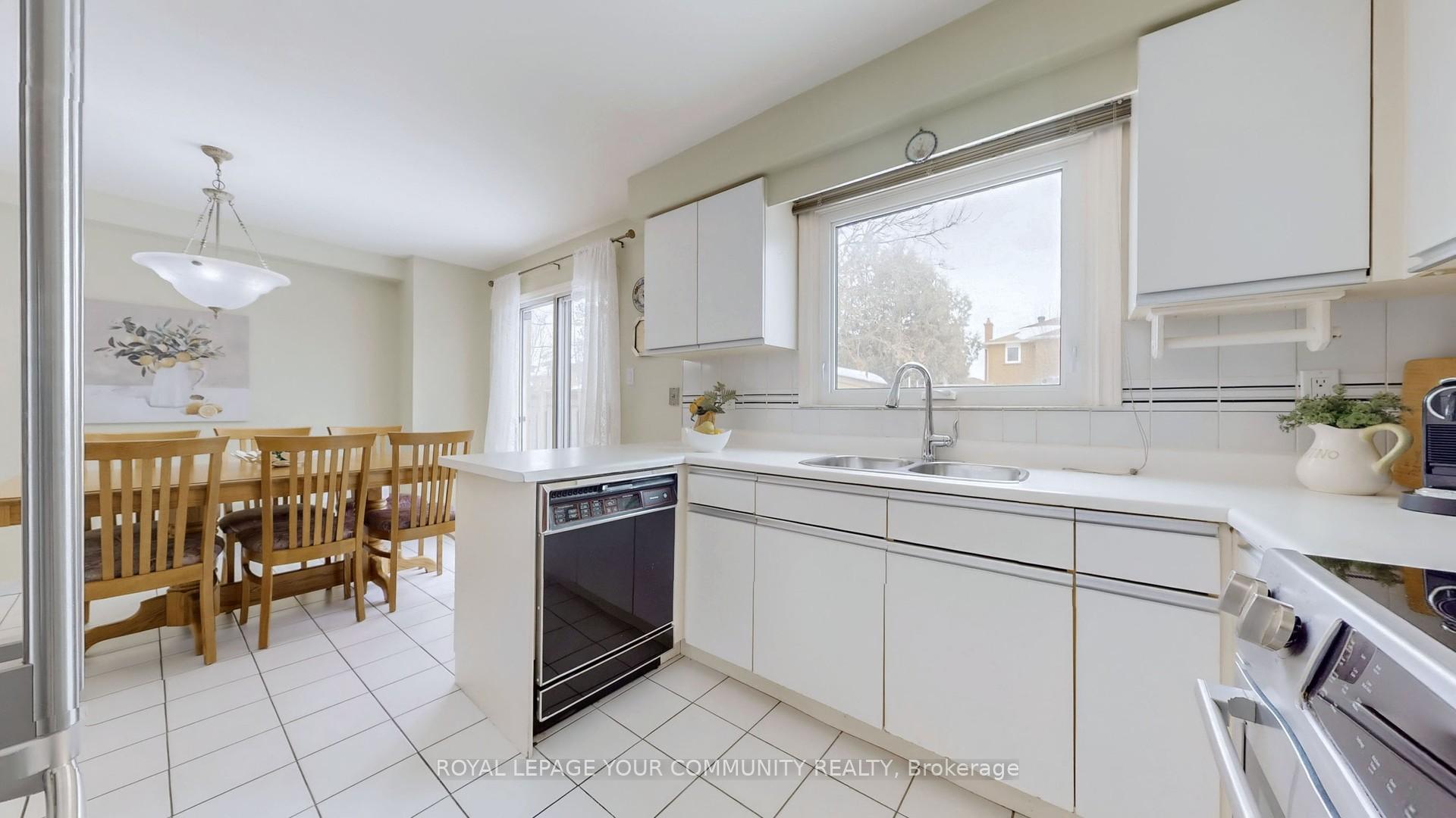 Photo 14 of 26 Dicarlo Drive, Vaughan, Maple — HOMEH