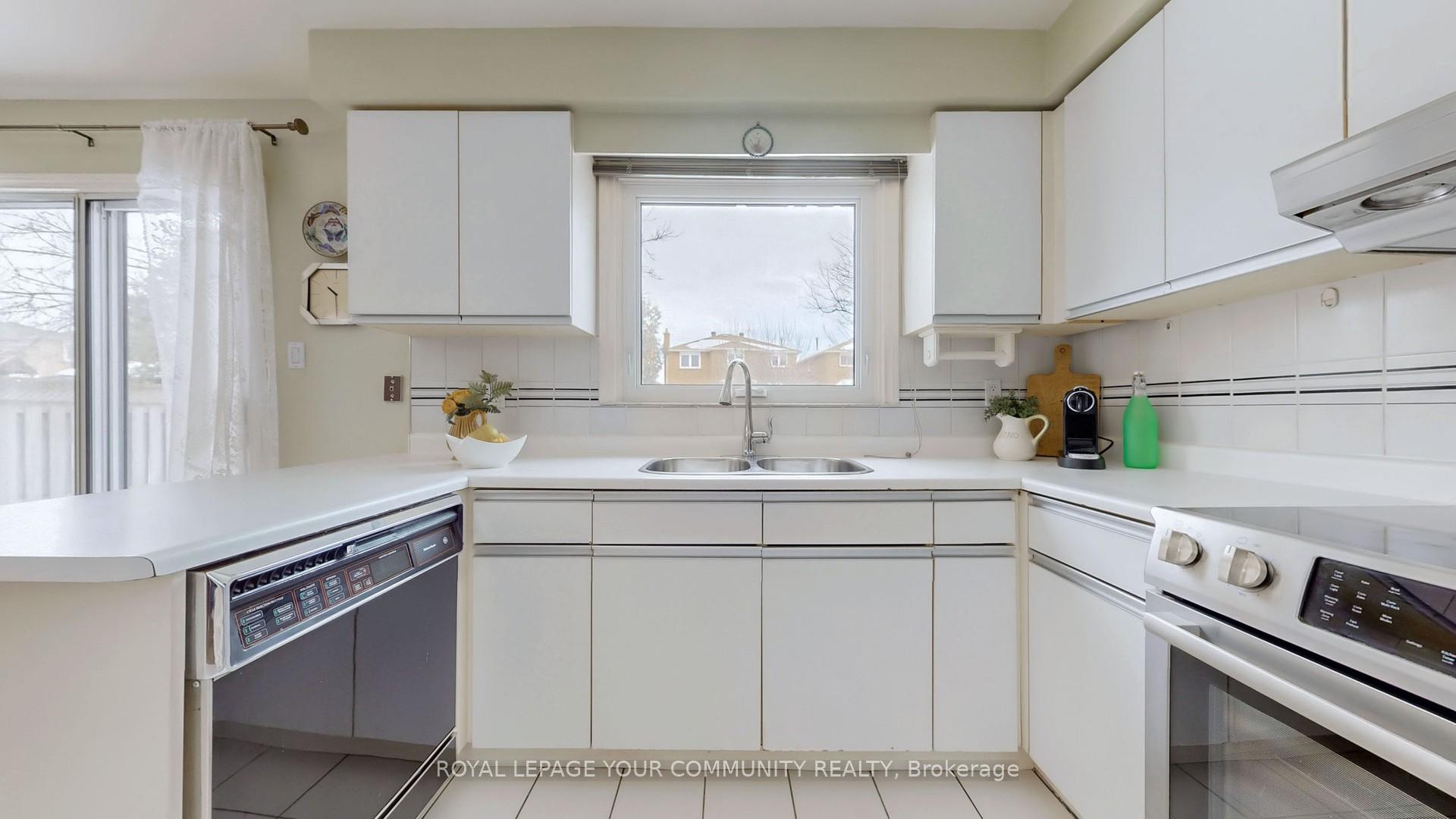 Photo 15 of 26 Dicarlo Drive, Vaughan, Maple — HOMEH