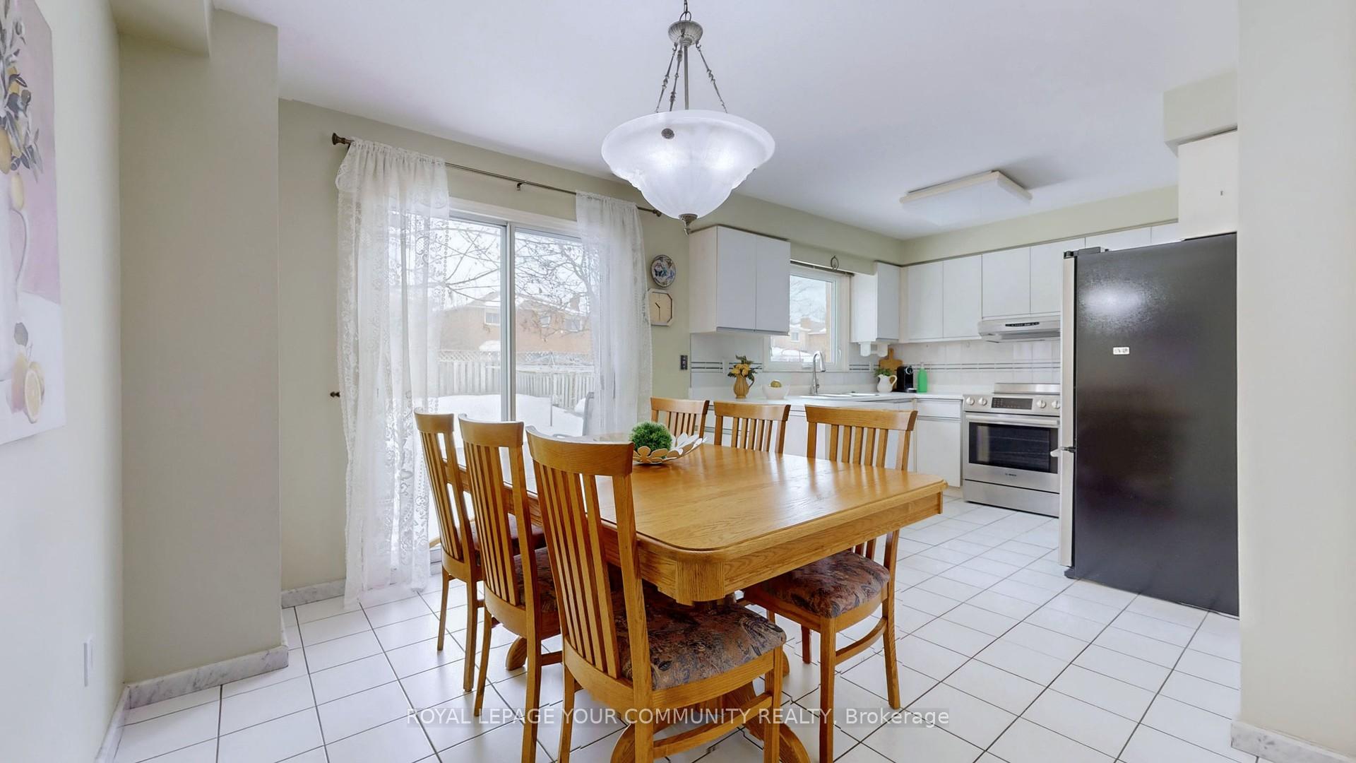 Photo 16 of 26 Dicarlo Drive, Vaughan, Maple — HOMEH