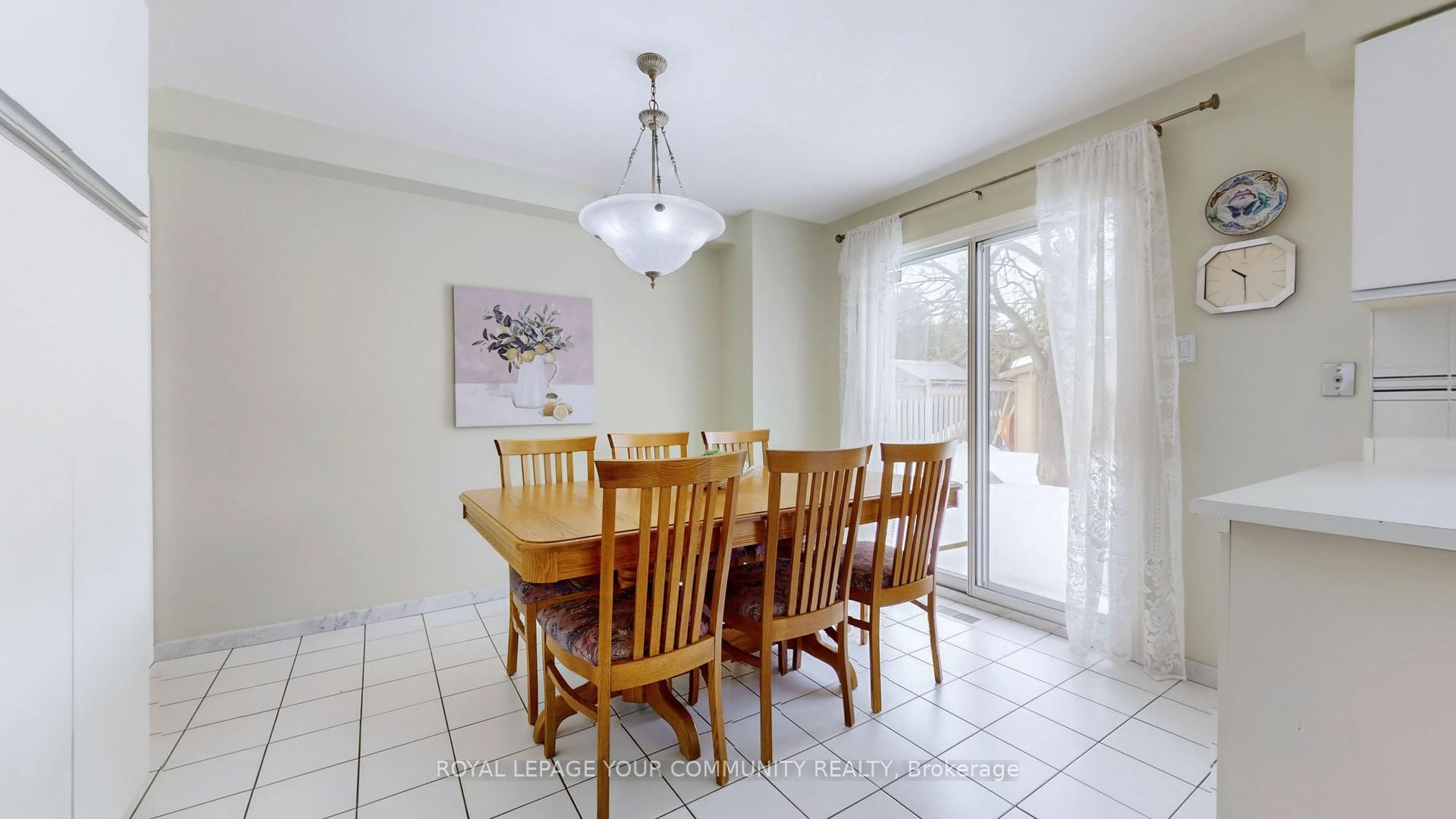 Photo 17 of 26 Dicarlo Drive, Vaughan, Maple — HOMEH