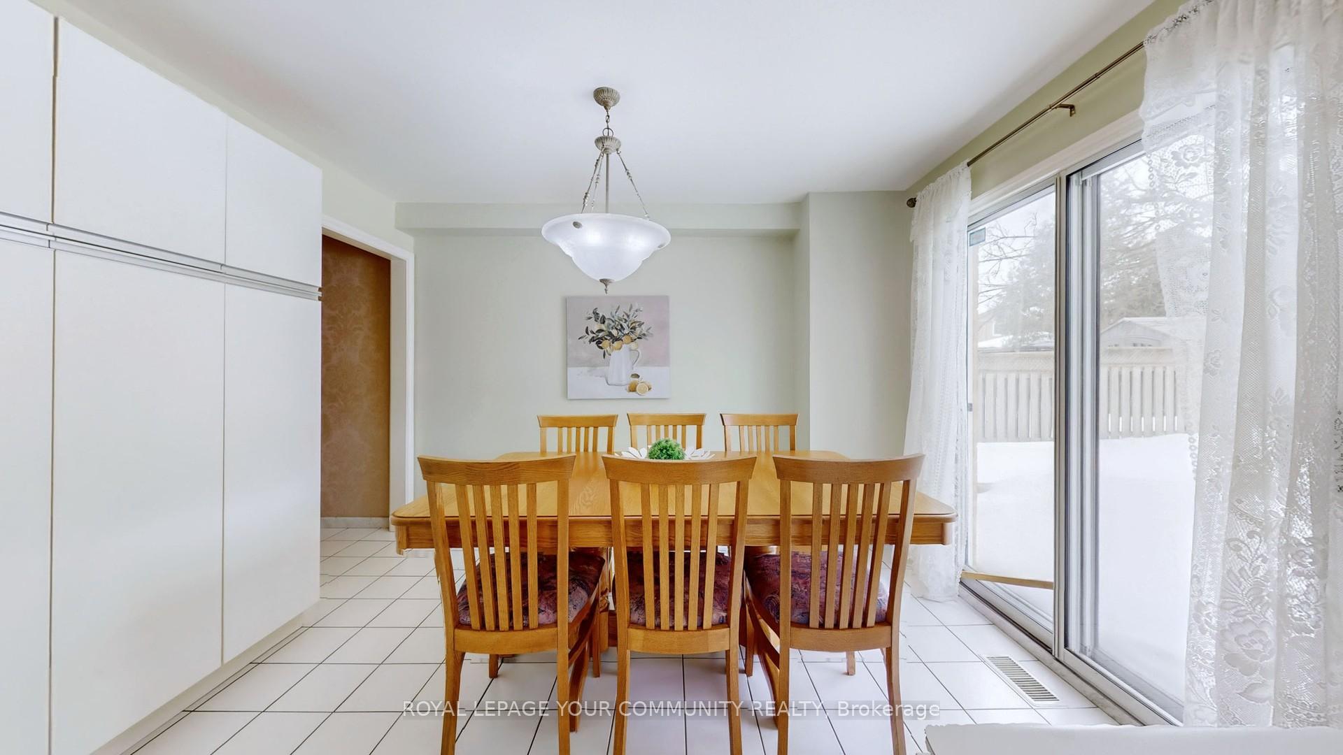 Photo 18 of 26 Dicarlo Drive, Vaughan, Maple — HOMEH
