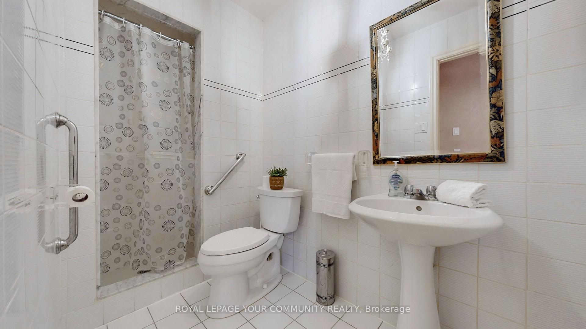 Photo 19 of 26 Dicarlo Drive, Vaughan, Maple — HOMEH