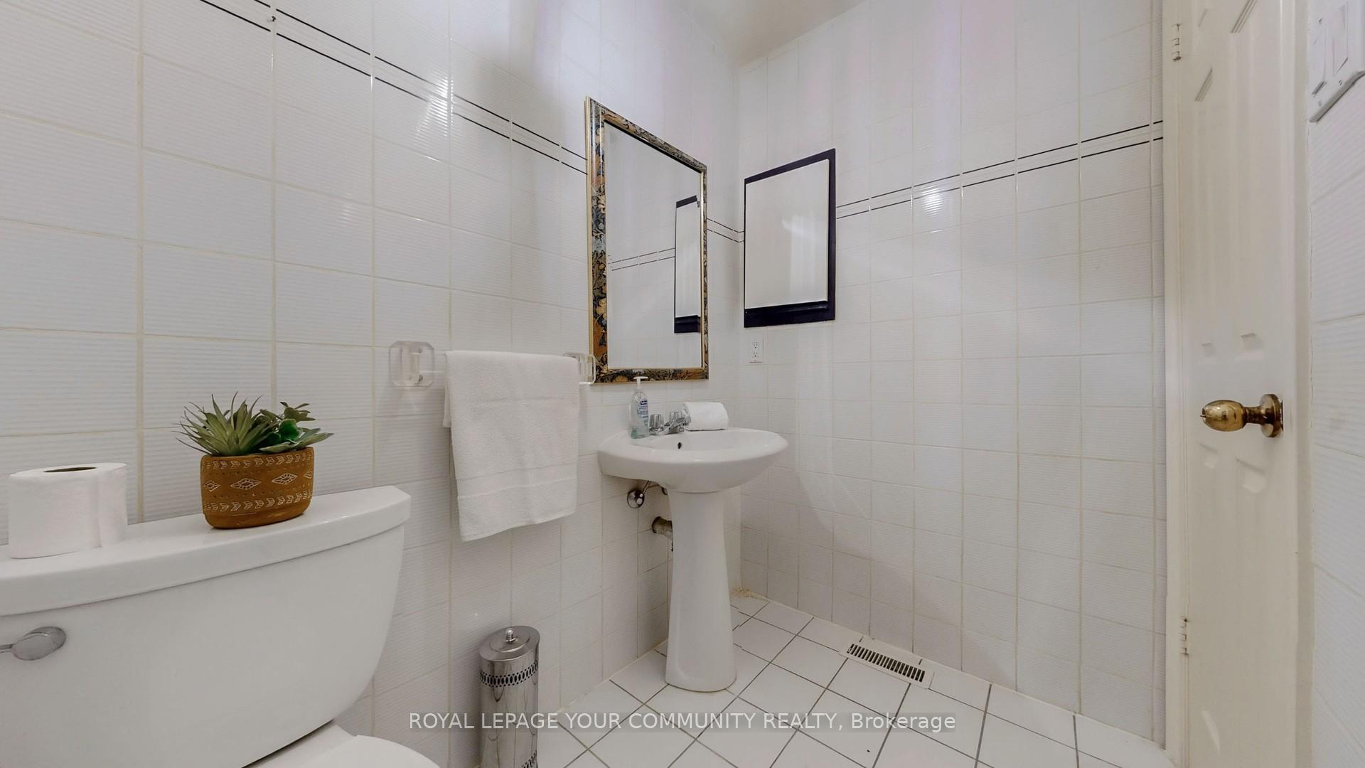 Photo 20 of 26 Dicarlo Drive, Vaughan, Maple — HOMEH