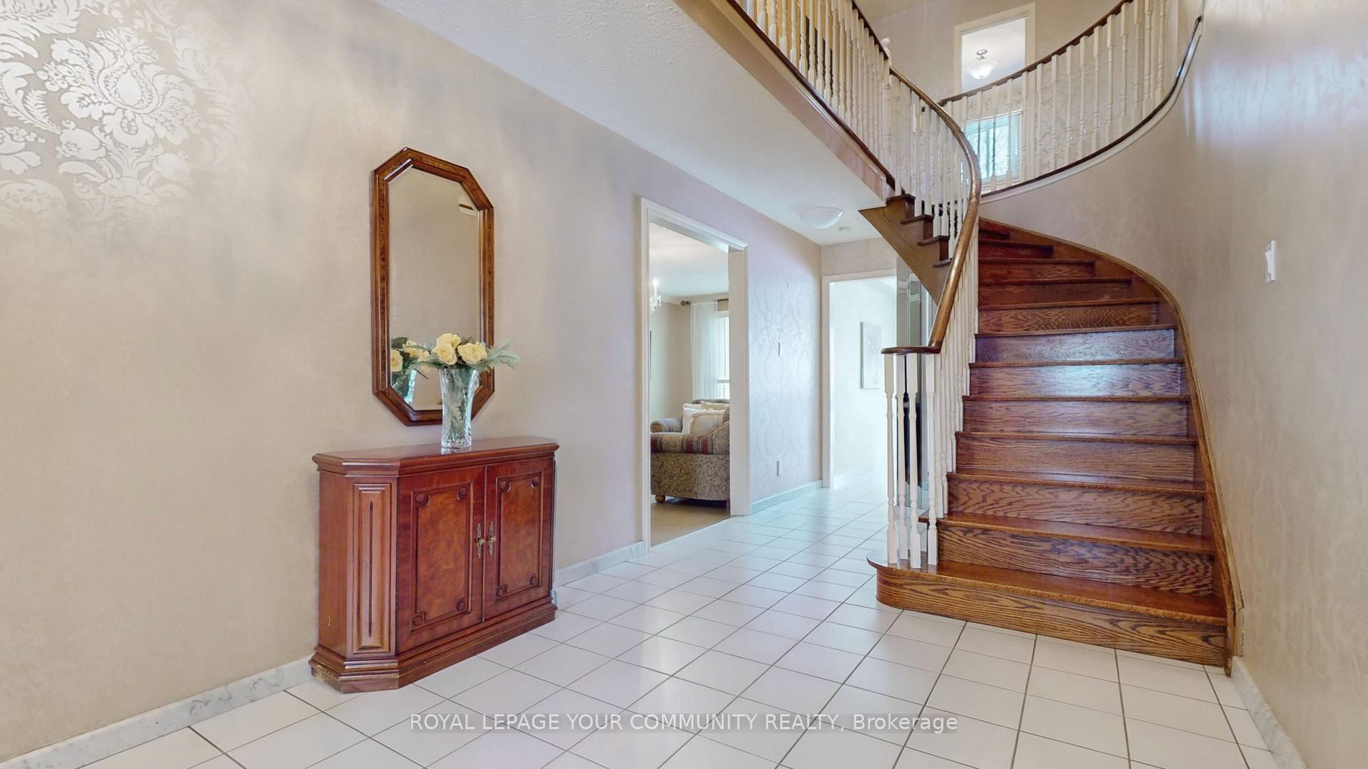Photo 23 of 26 Dicarlo Drive, Vaughan, Maple — HOMEH