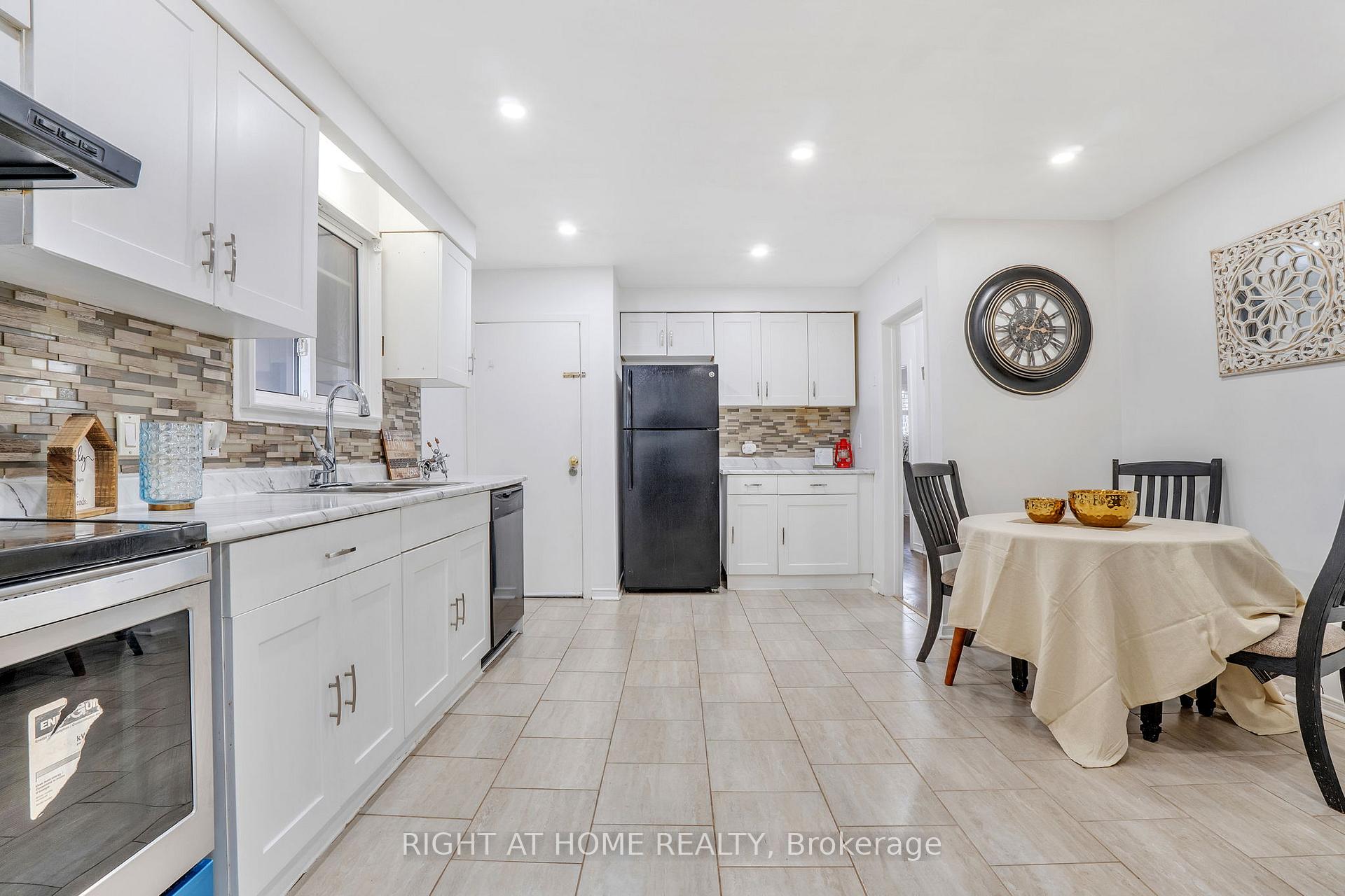 Photo 13 of 70 Valdez Court, Oshawa, Vanier — HOMEH