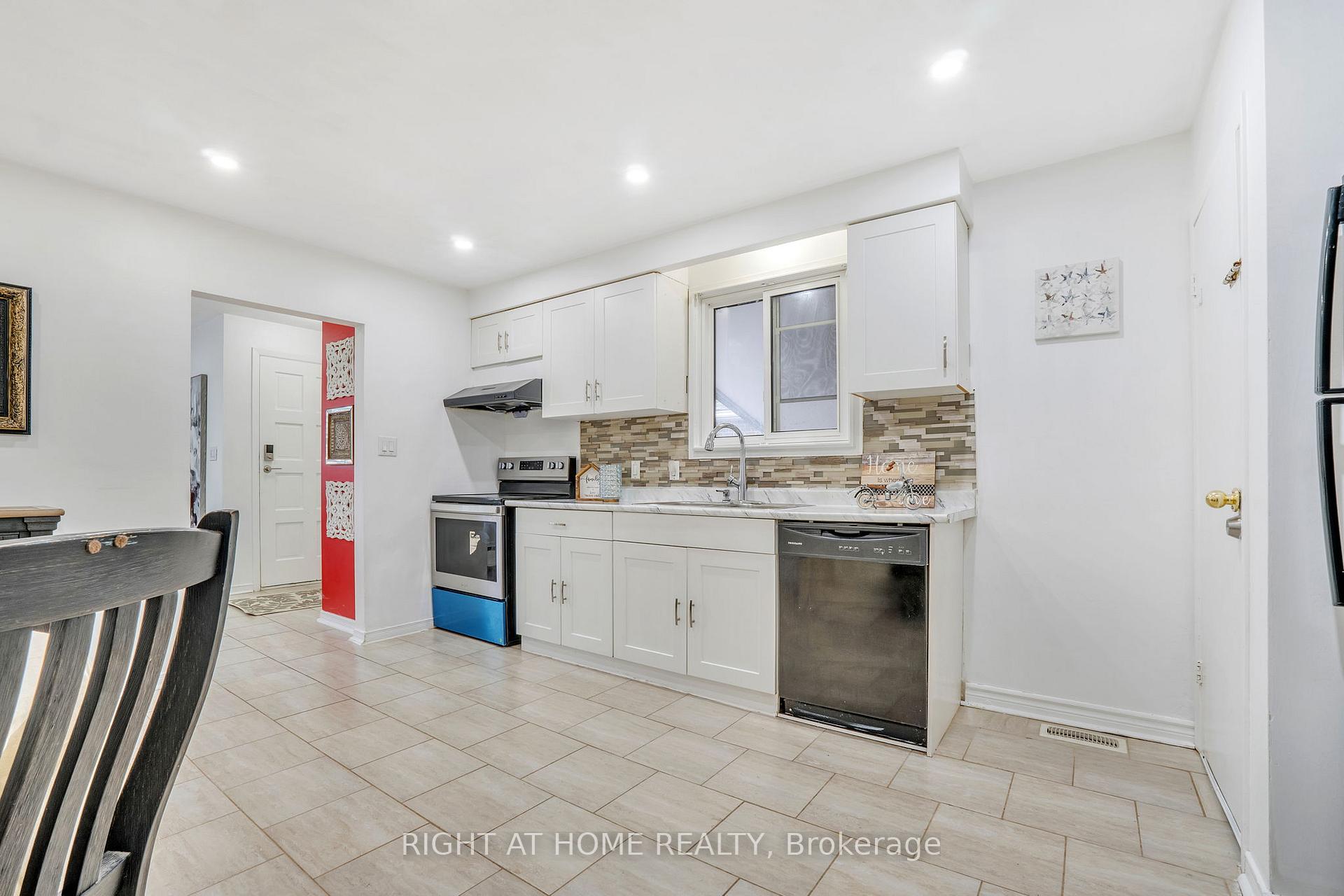 Photo 15 of 70 Valdez Court, Oshawa, Vanier — HOMEH