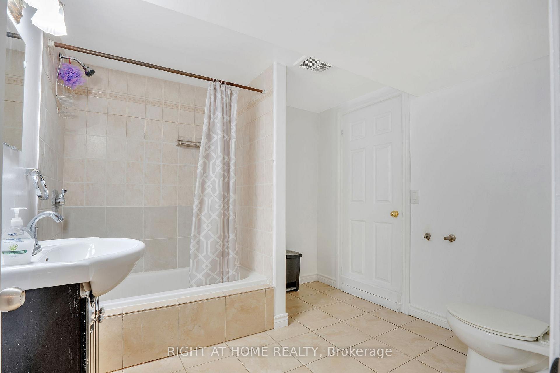 Photo 33 of 70 Valdez Court, Oshawa, Vanier — HOMEH