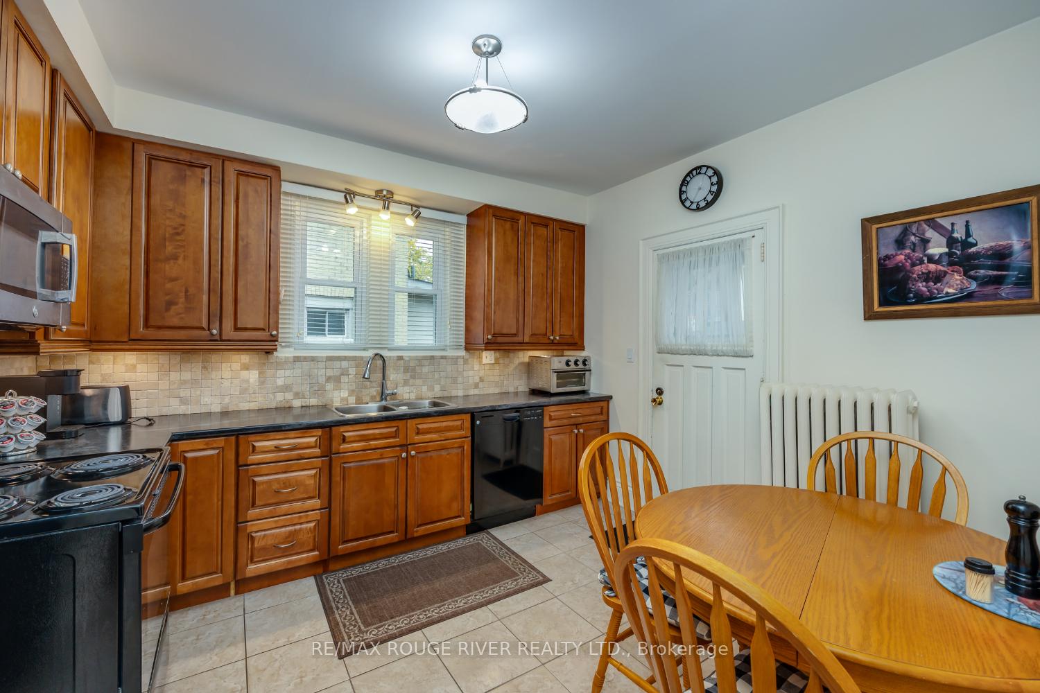 Photo 11 of 230 Athol Street E, Oshawa, Central — HOMEH