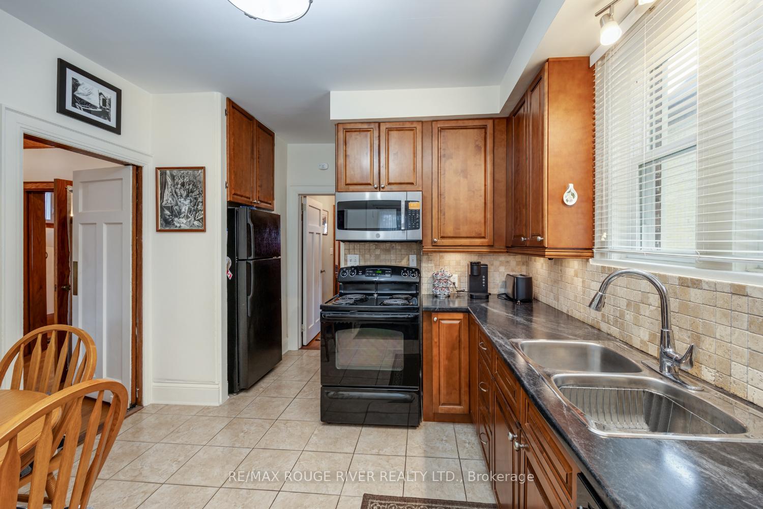 Photo 14 of 230 Athol Street E, Oshawa, Central — HOMEH