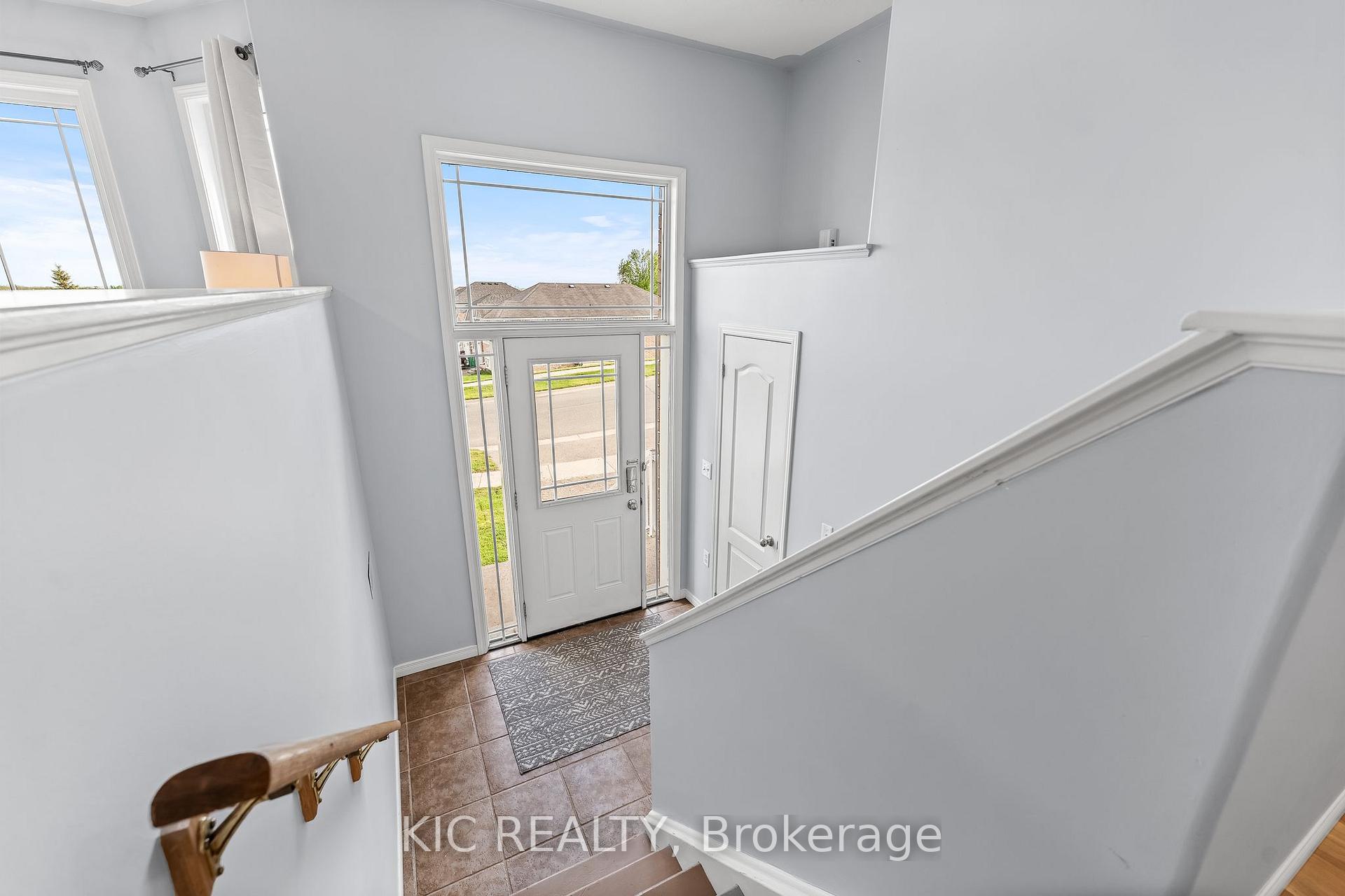 Photo 4 of 574 Clancy Crescent, Peterborough, Otonabee Ward 1 — HOMEH