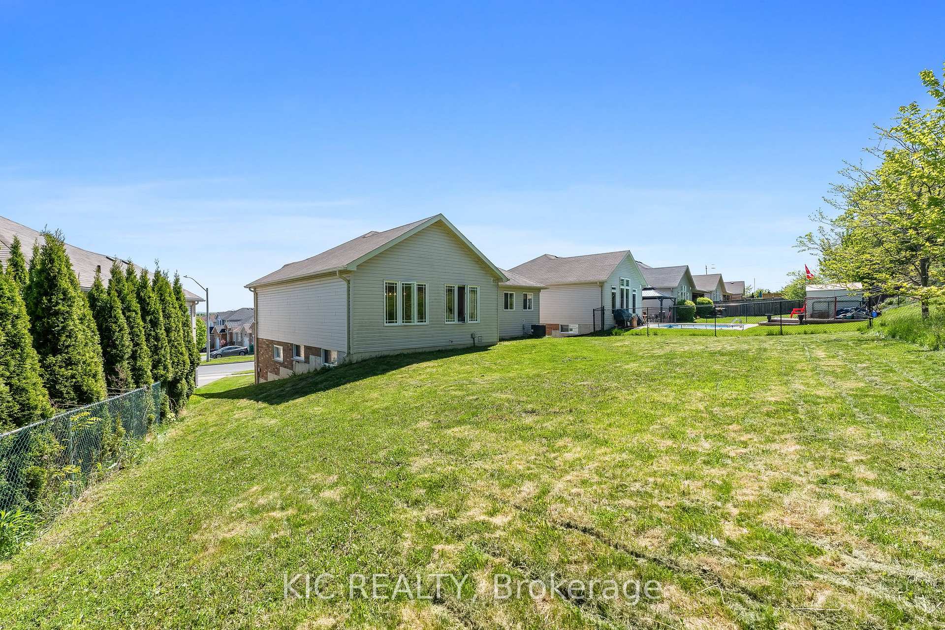 Photo 37 of 574 Clancy Crescent, Peterborough, Otonabee Ward 1 — HOMEH