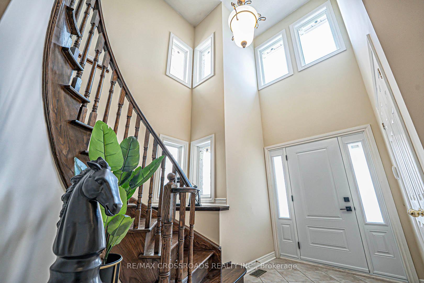 Photo 4 of 46 Eminence Road, Vaughan, Patterson — HOMEH