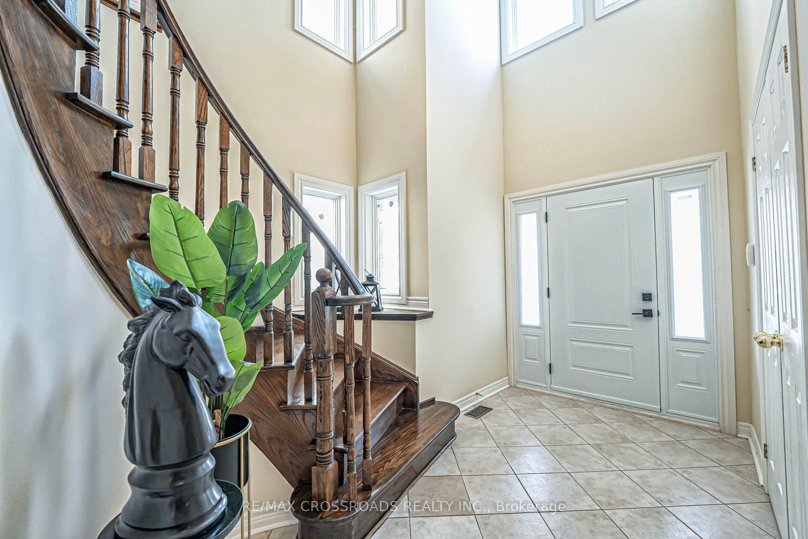 Photo 5 of 46 Eminence Road, Vaughan, Patterson — HOMEH