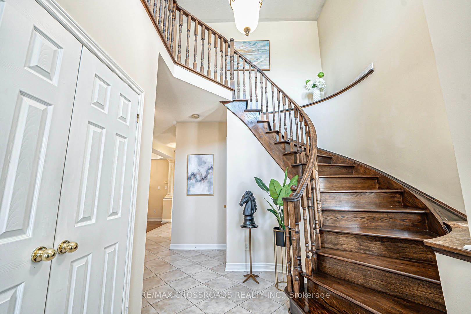 Photo 6 of 46 Eminence Road, Vaughan, Patterson — HOMEH