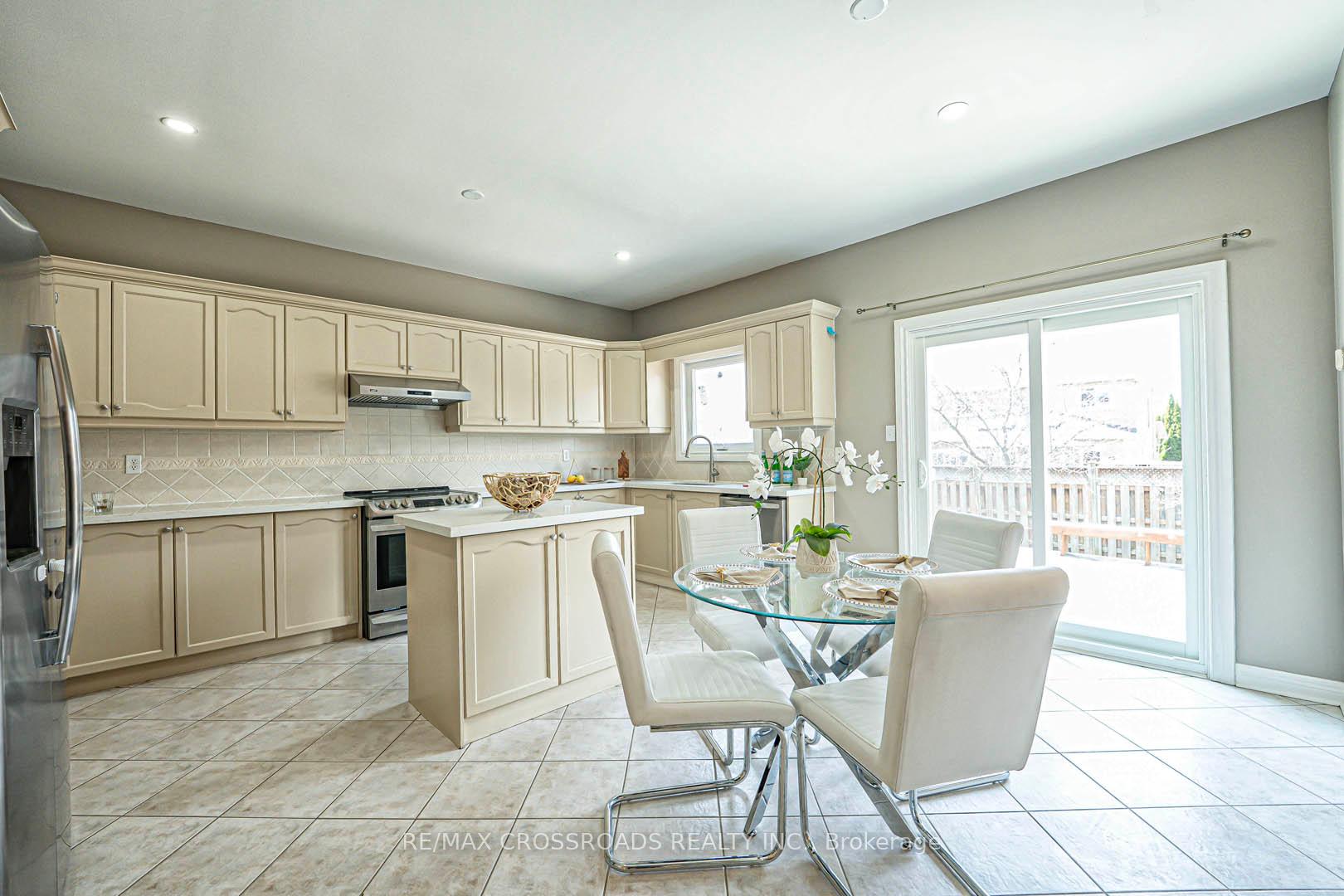 Photo 16 of 46 Eminence Road, Vaughan, Patterson — HOMEH