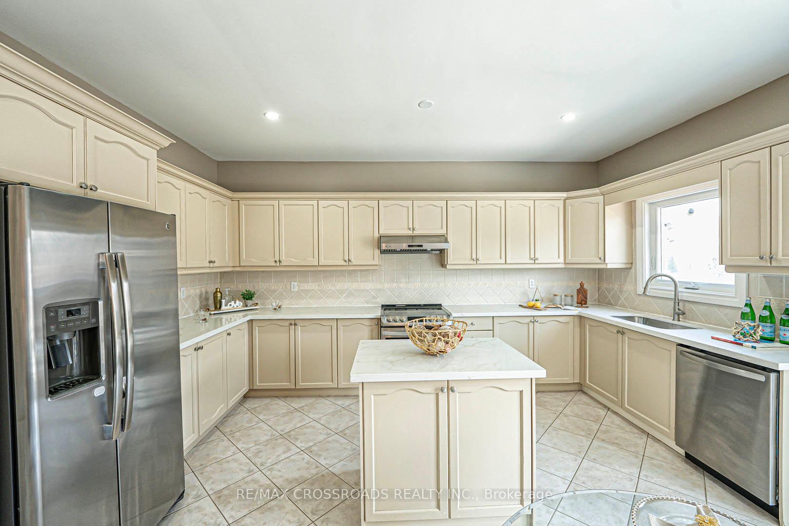 Photo 17 of 46 Eminence Road, Vaughan, Patterson — HOMEH