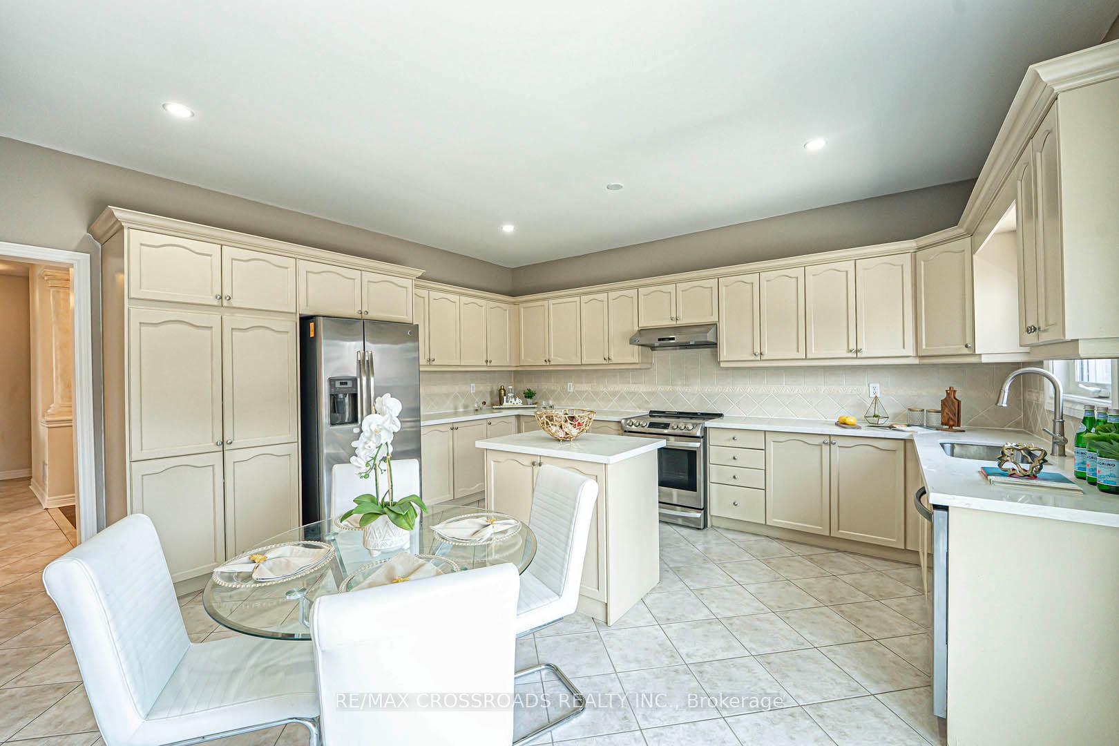 Photo 18 of 46 Eminence Road, Vaughan, Patterson — HOMEH