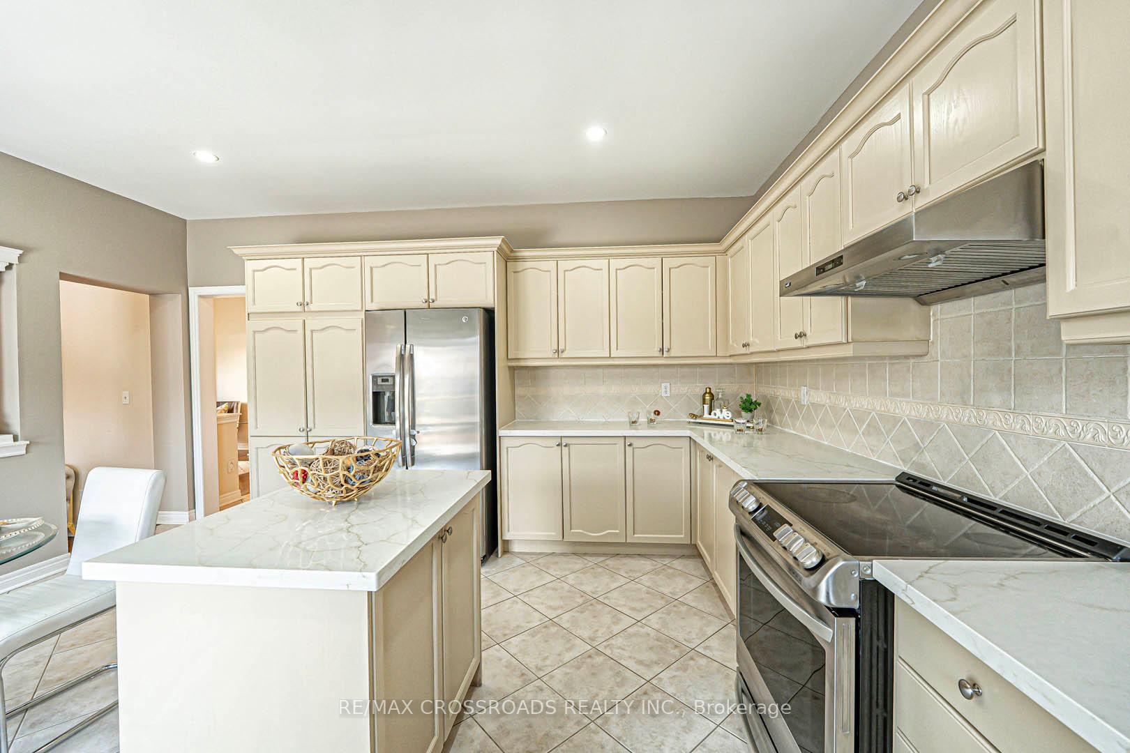 Photo 19 of 46 Eminence Road, Vaughan, Patterson — HOMEH