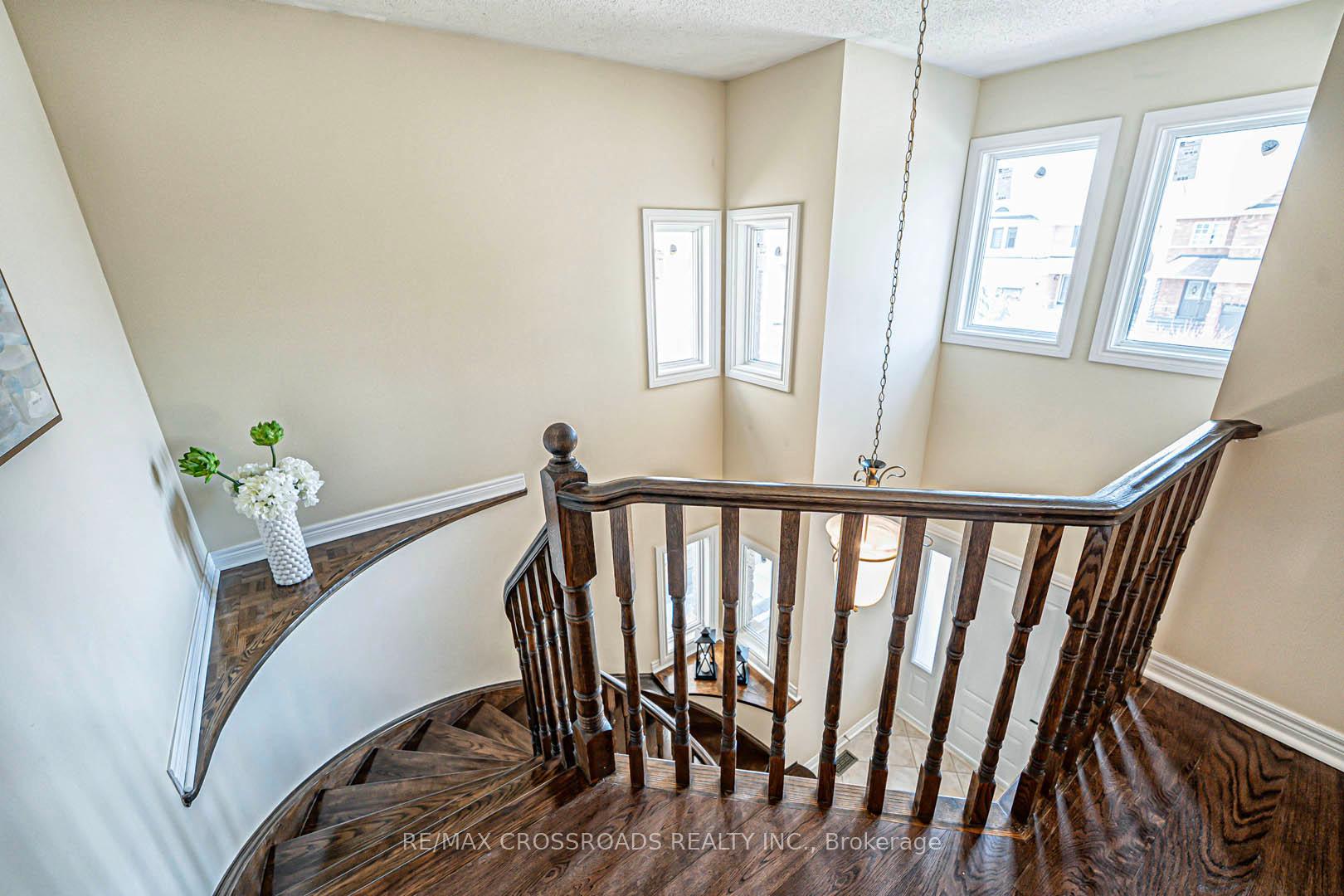 Photo 22 of 46 Eminence Road, Vaughan, Patterson — HOMEH