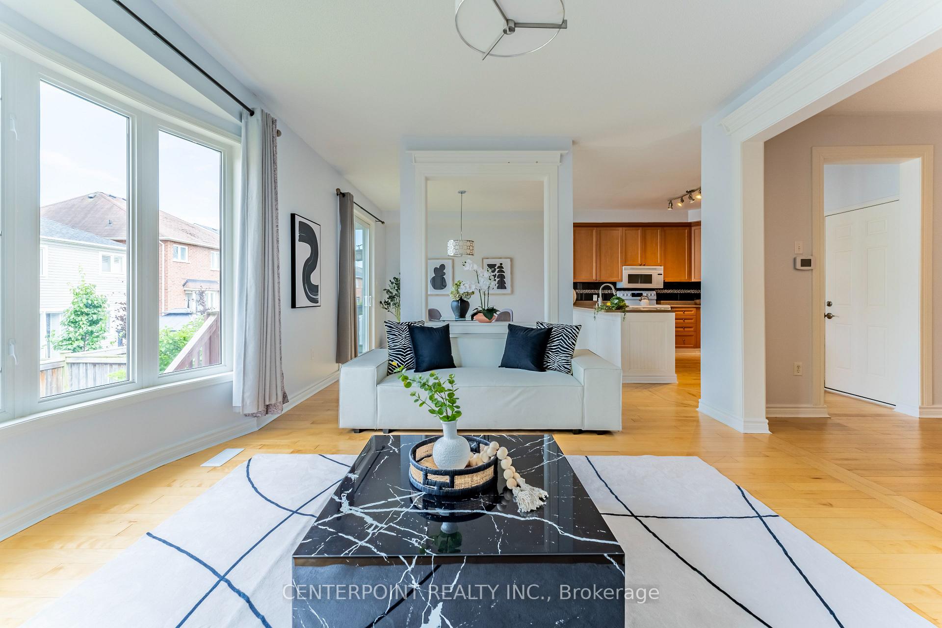 Photo 10 of 72 Strandmore Circle, Whitby, Brooklin — HOMEH