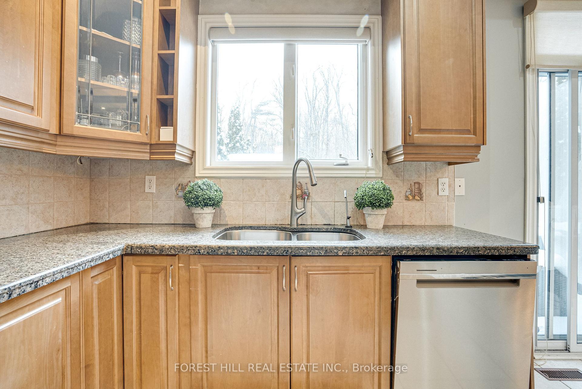Photo 12 of 264 Thornhill Woods Drive, Vaughan, Patterson — HOMEH