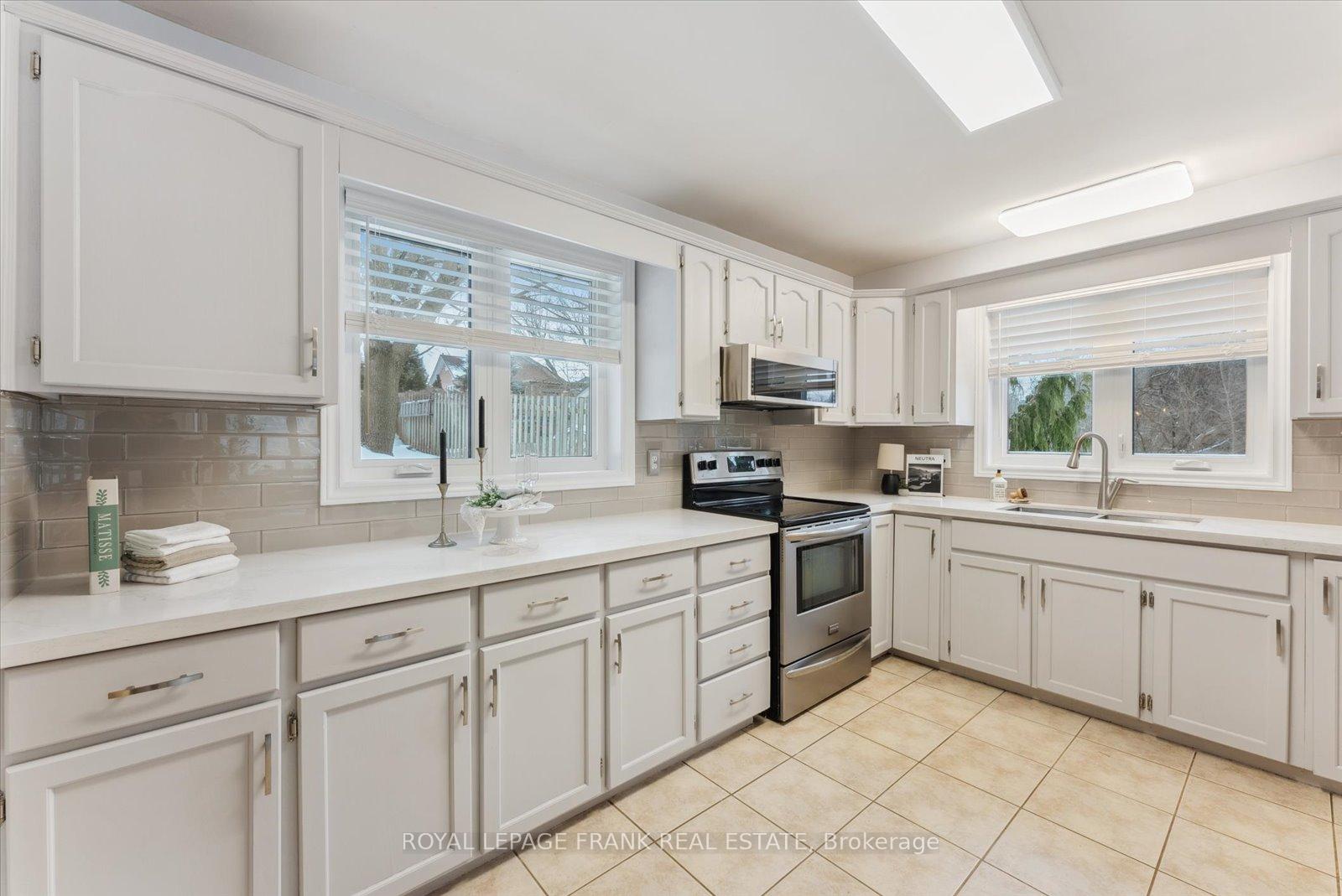 Photo 11 of 285 Cedar Valley Boulevard, Oshawa, Samac — HOMEH