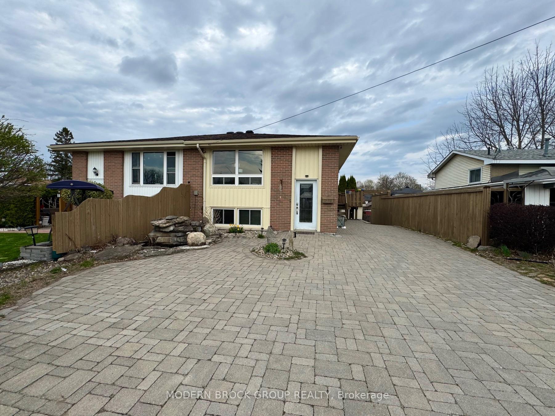 Front of 1493 Kensington Parkway E
