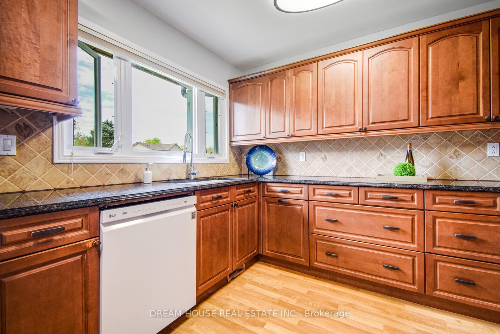 Photo 4 of 399 Dickens Drive, Oshawa, Eastdale — HOMEH