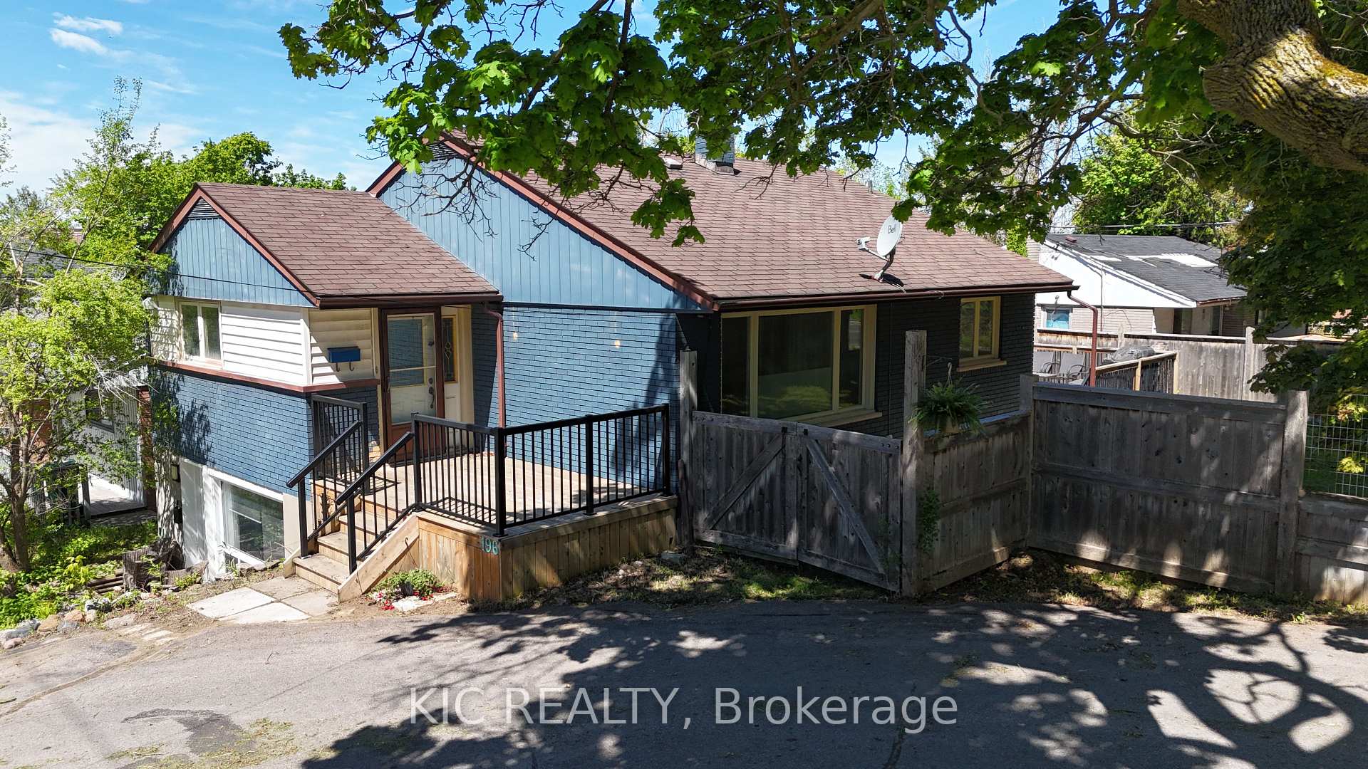 Front of 196 Hunter Street E