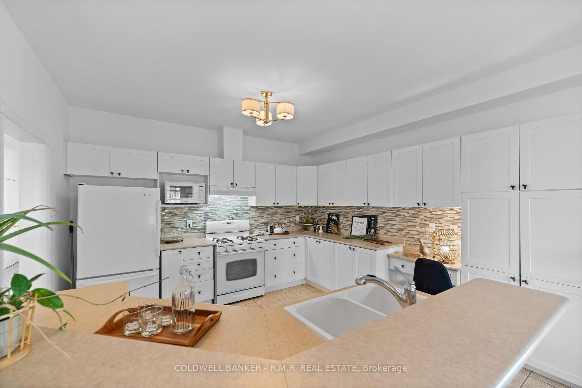 Photo 9 of 74 Elder Crescent, Whitby, Brooklin — HOMEH