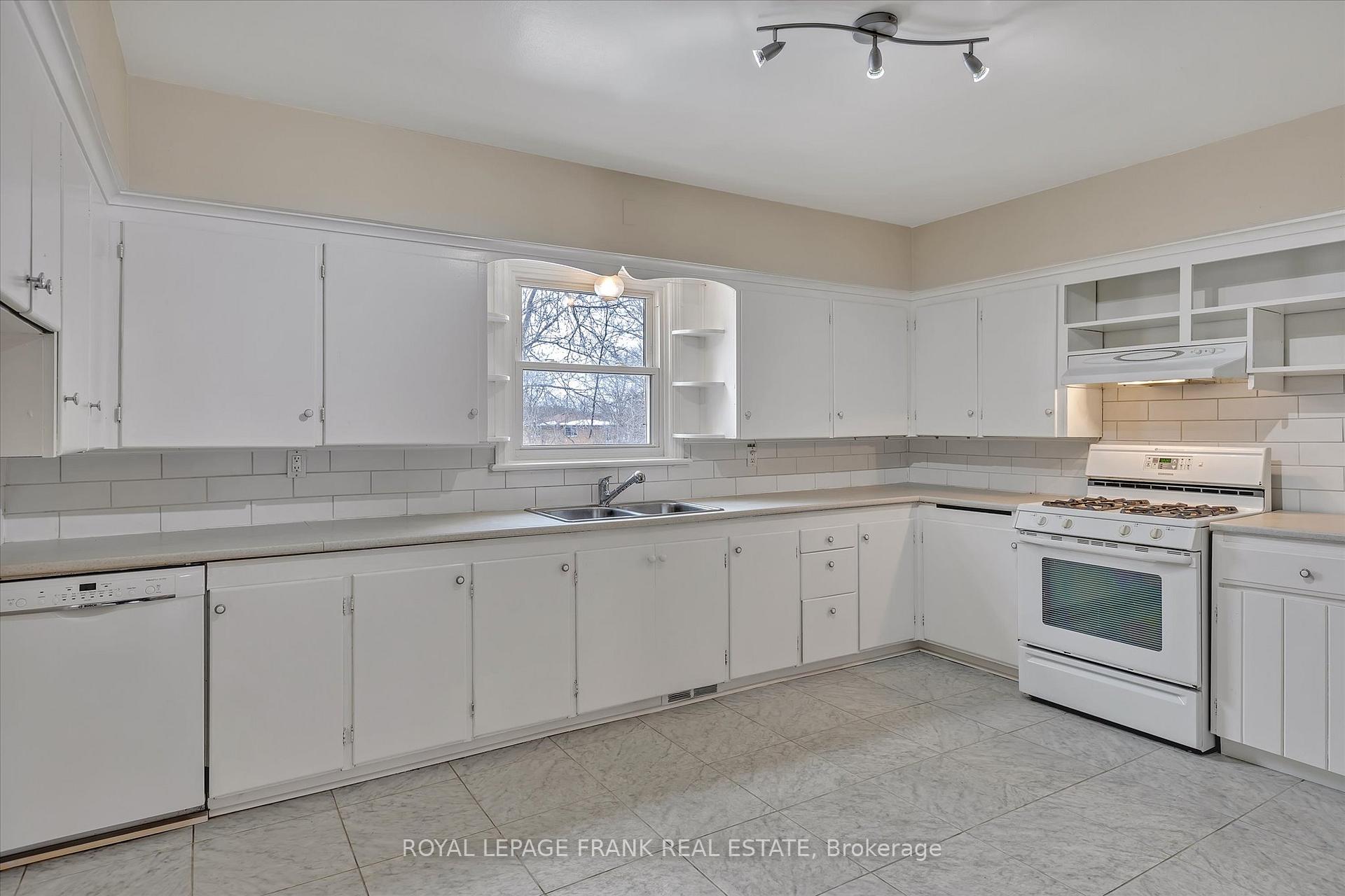 Photo 13 of 723 Bethune Street, Peterborough, Northcrest Ward 5 — HOMEH