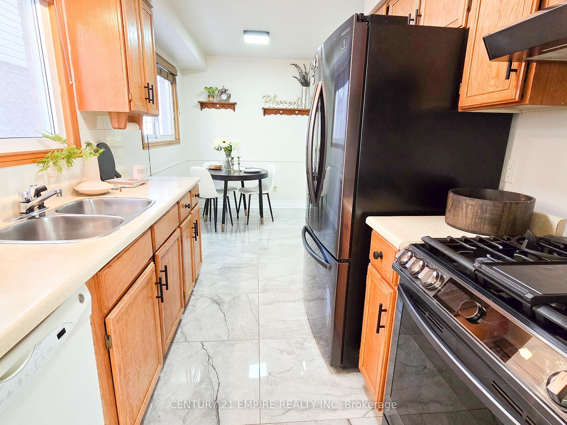 Photo 10 of 154 Adele Crescent, Oshawa, McLaughlin — HOMEH