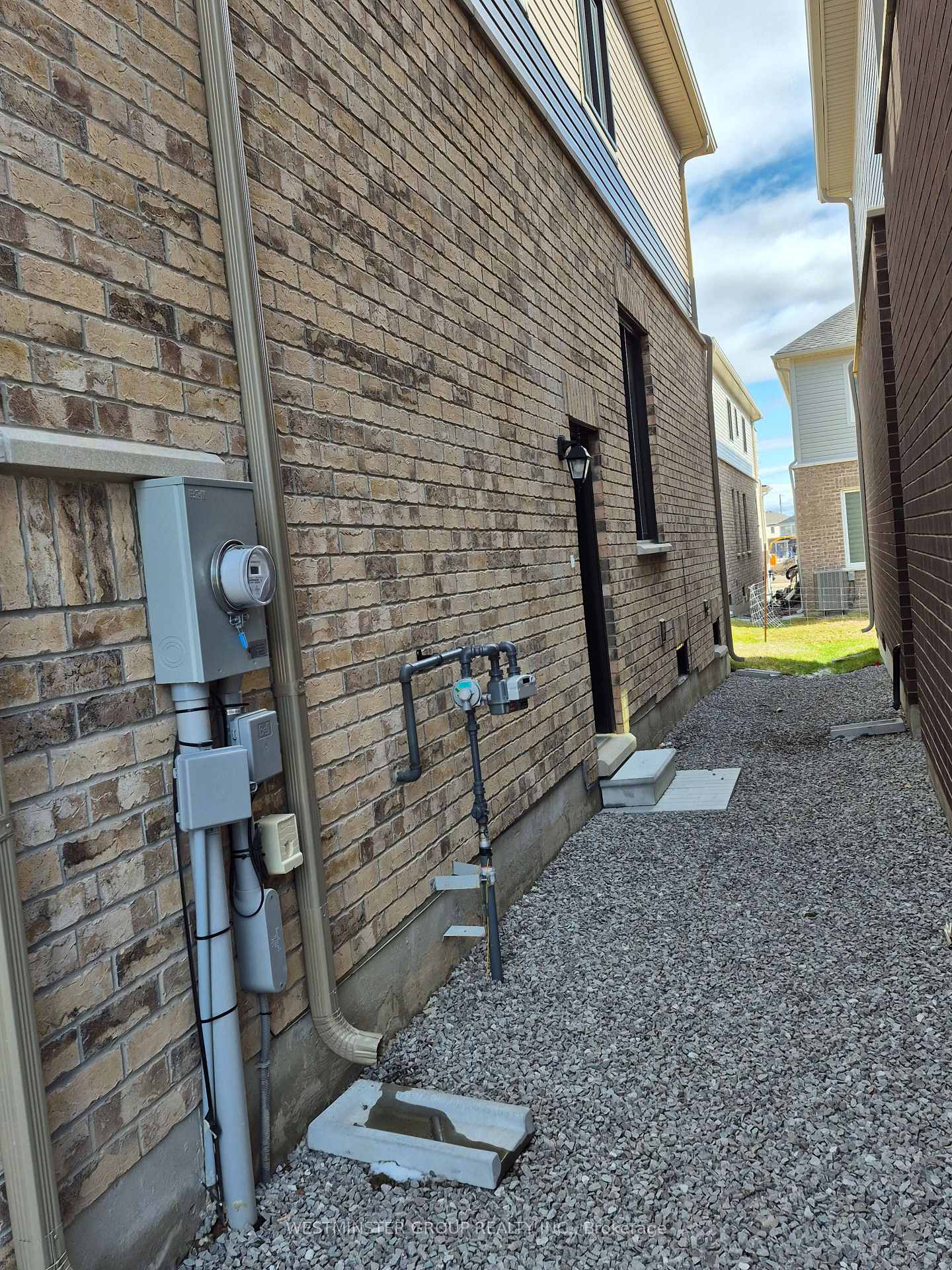 Photo 4 of 18 Gemini Drive, Barrie, Rural Barrie Southeast — HOMEH