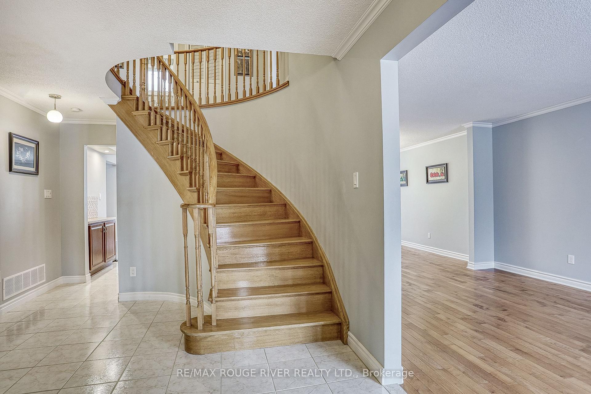 Photo 3 of 537 Whistler Drive, Oshawa, Northglen — HOMEH